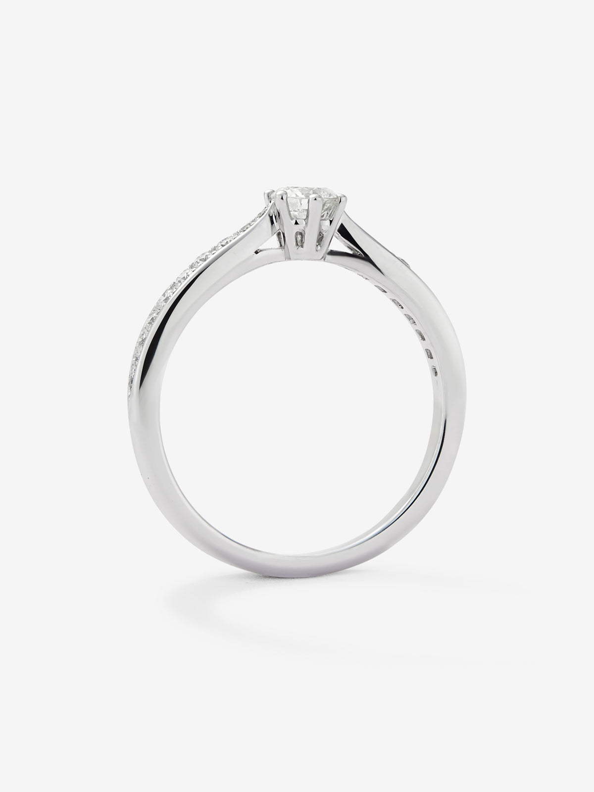 Anillo solitario 3006 de oro blanco de 18K con diamante central en talla brillante de 0,20 cts y diamantes en talla brillante con un total de 0,11 cts