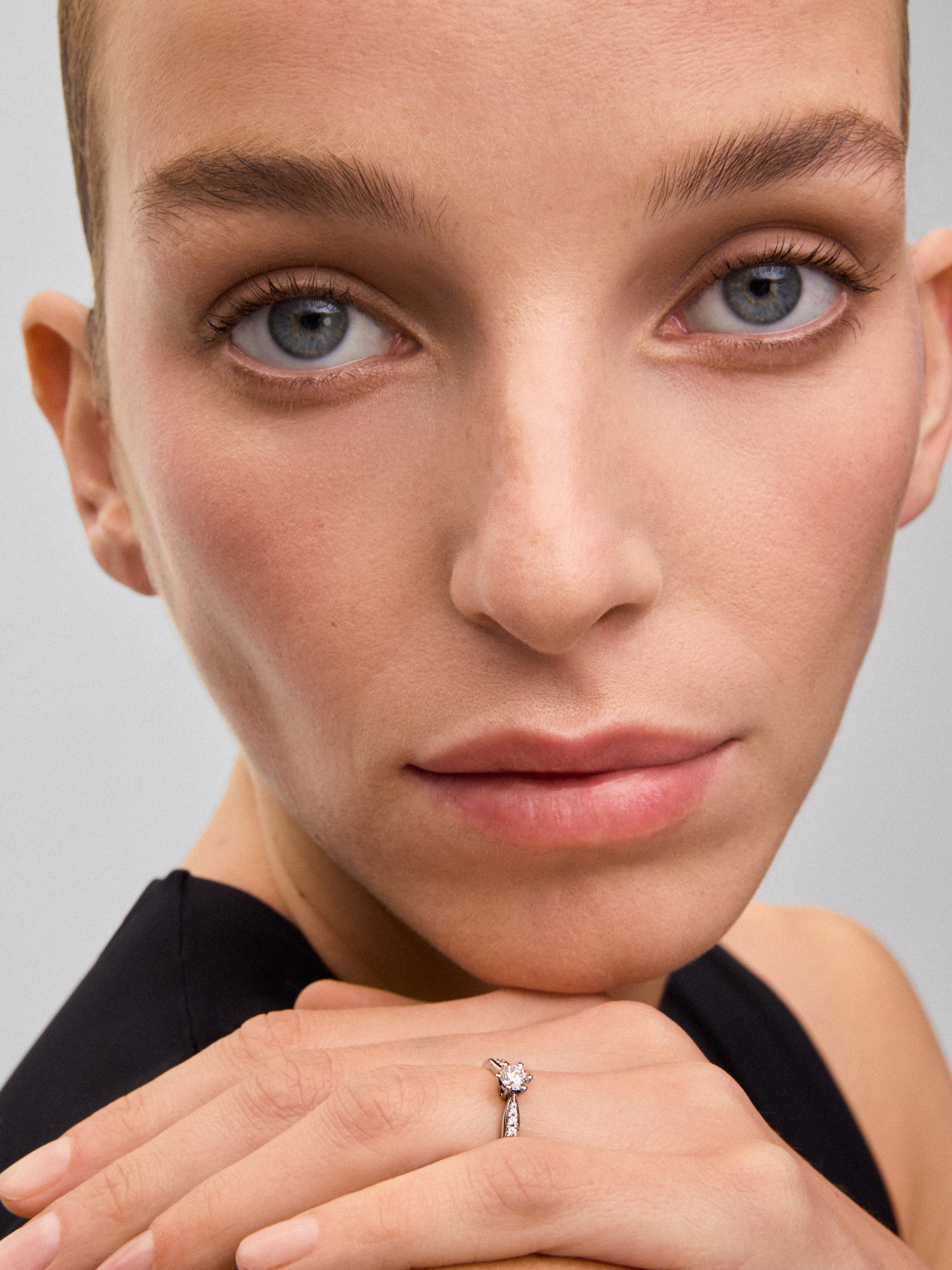 Anillo solitario 3006 de oro blanco de 18K con diamante central en talla brillante de 0,30 cts y diamantes en talla brillante con un total de 0,16 cts