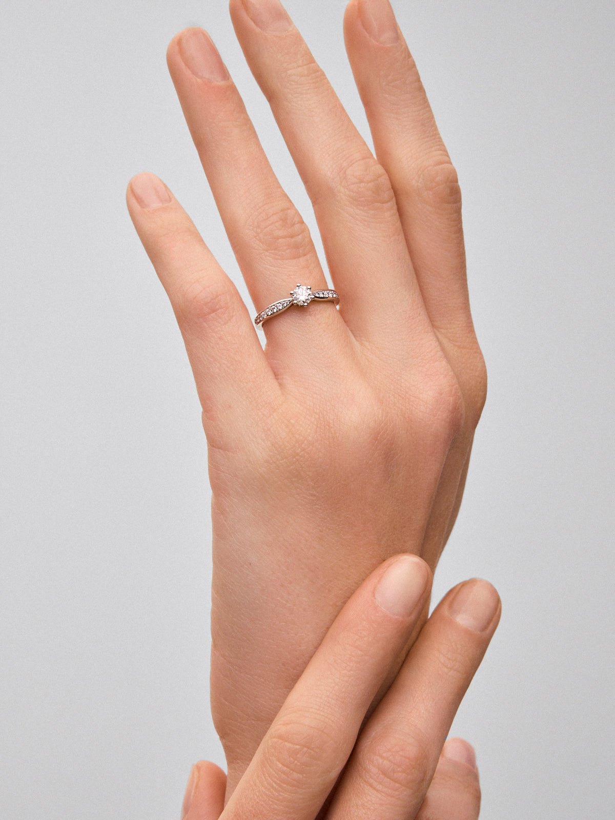 Anillo solitario 3006 de oro blanco de 18K con diamante central en talla brillante de 0,30 cts y diamantes en talla brillante con un total de 0,16 cts