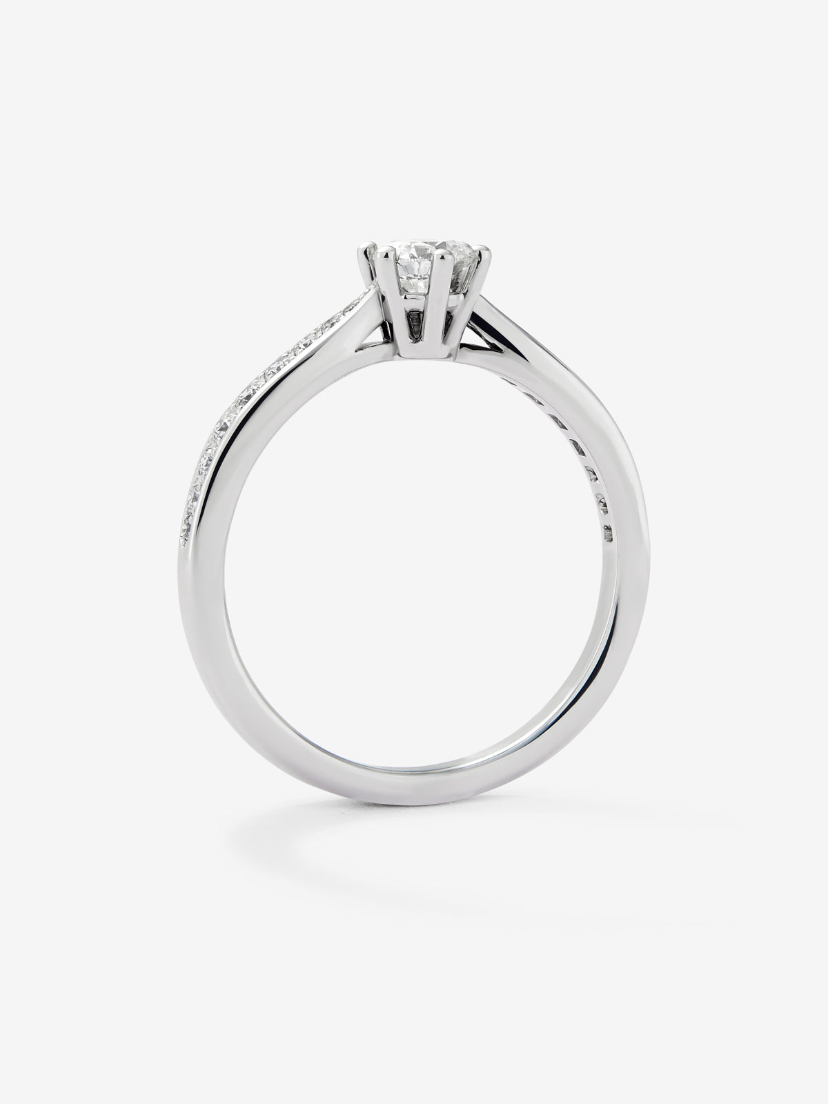 Anillo solitario 3006 de oro blanco de 18K con diamante central en talla brillante de 0,30 cts y diamantes en talla brillante con un total de 0,16 cts