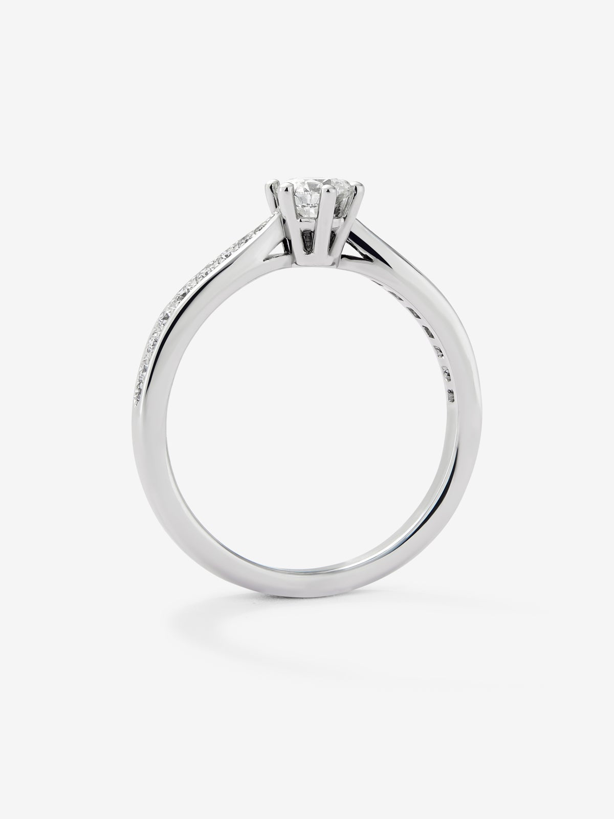 Anillo solitario de oro blanco de 18K con diamante central en talla brillante de 0,32 cts y diamantes en talla brillante con un total de 0,15 cts