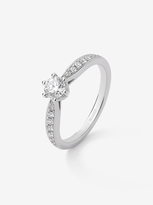 Anillo solitario 3006 de oro blanco de 18K con diamante central en talla brillante de 0,40 cts y diamantes en talla brillante con un total de 0,19 cts