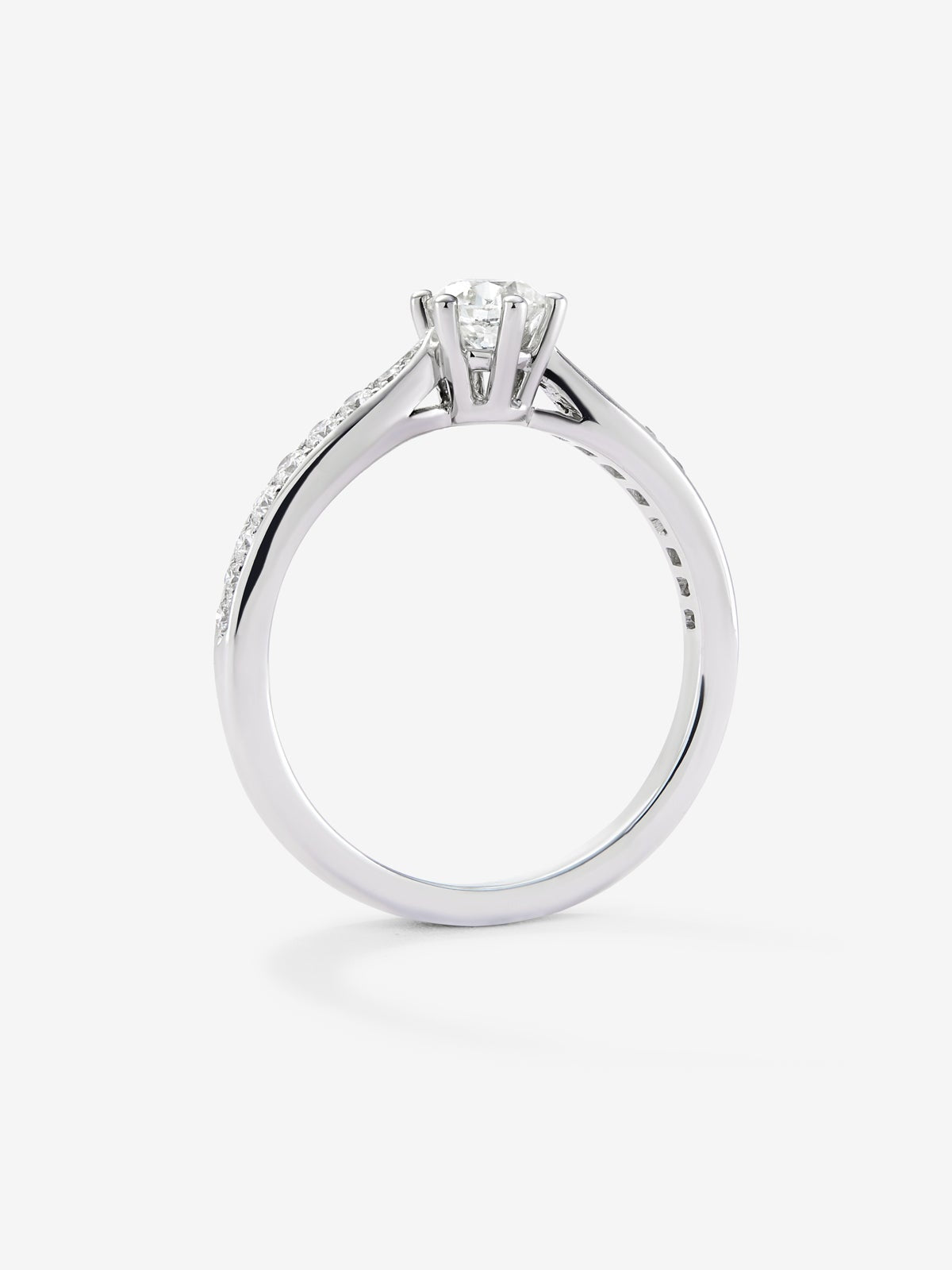 Anillo solitario 3006 de oro blanco de 18K con diamante central en talla brillante de 0,40 cts y diamantes en talla brillante con un total de 0,18 cts