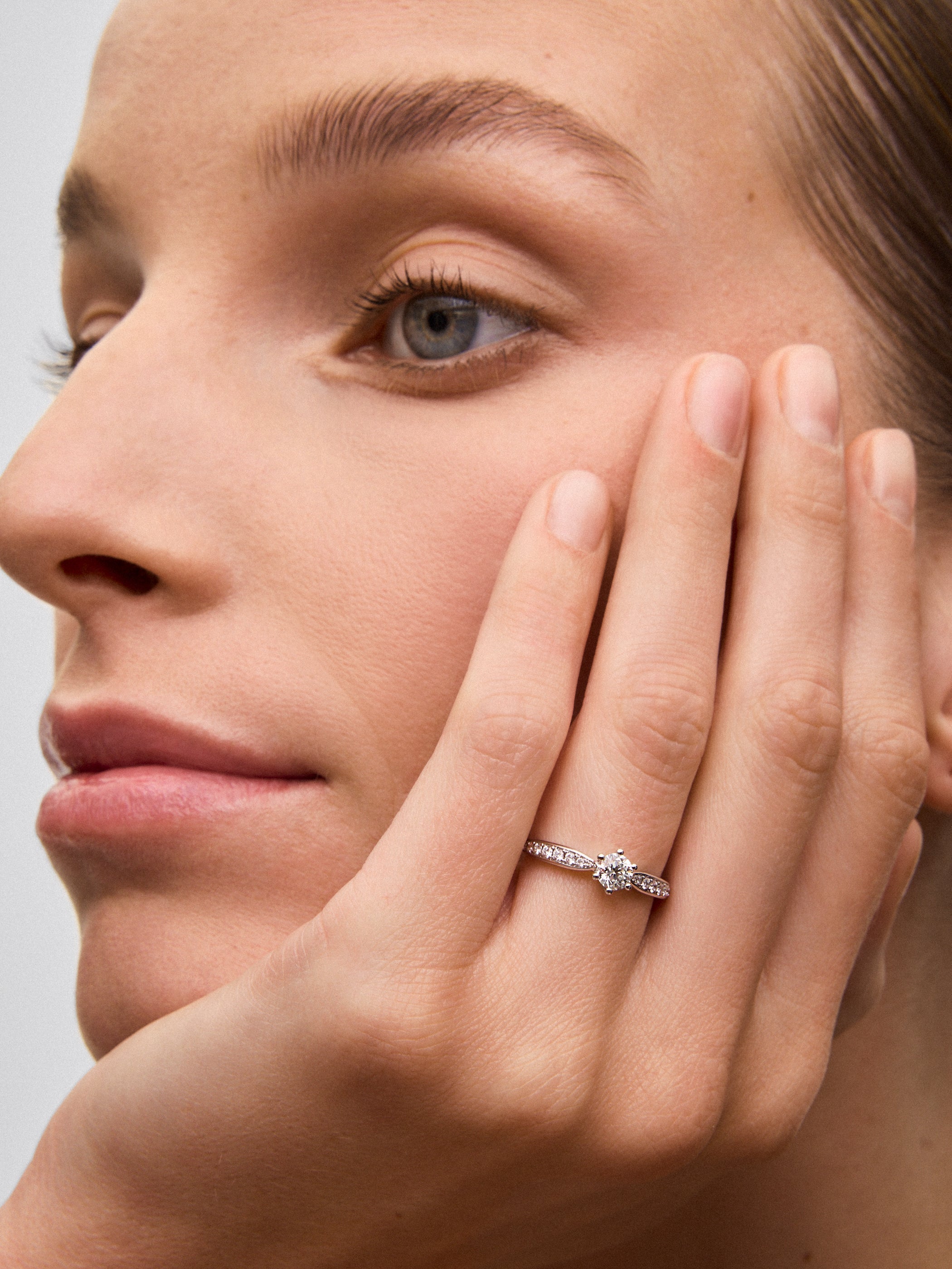 Anillo solitario de oro blanco de 18K con diamante central en talla brillante de 0,40 cts y diamantes en talla brillante con un total de 0,19 cts