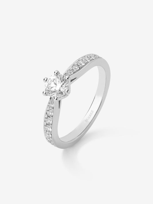 Anillo solitario 3006 de oro blanco de 18K con diamante central en talla brillante de 0,50 cts y diamantes en talla brillante con un total de 0,25 cts