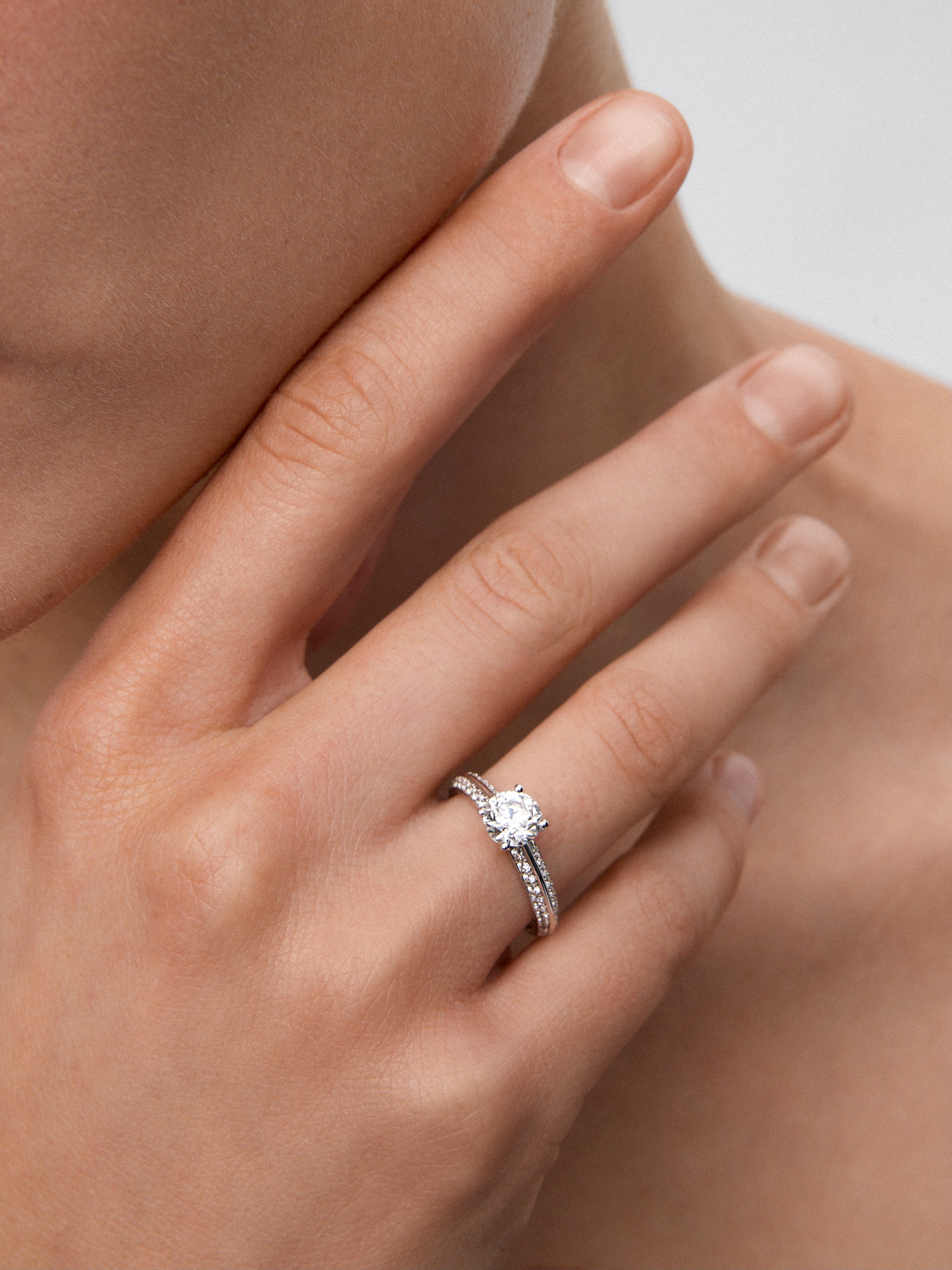Solitaire ring in 18K white gold with a central 0.50-carat brilliant-cut diamond and additional diamonds totaling 0.23 cts