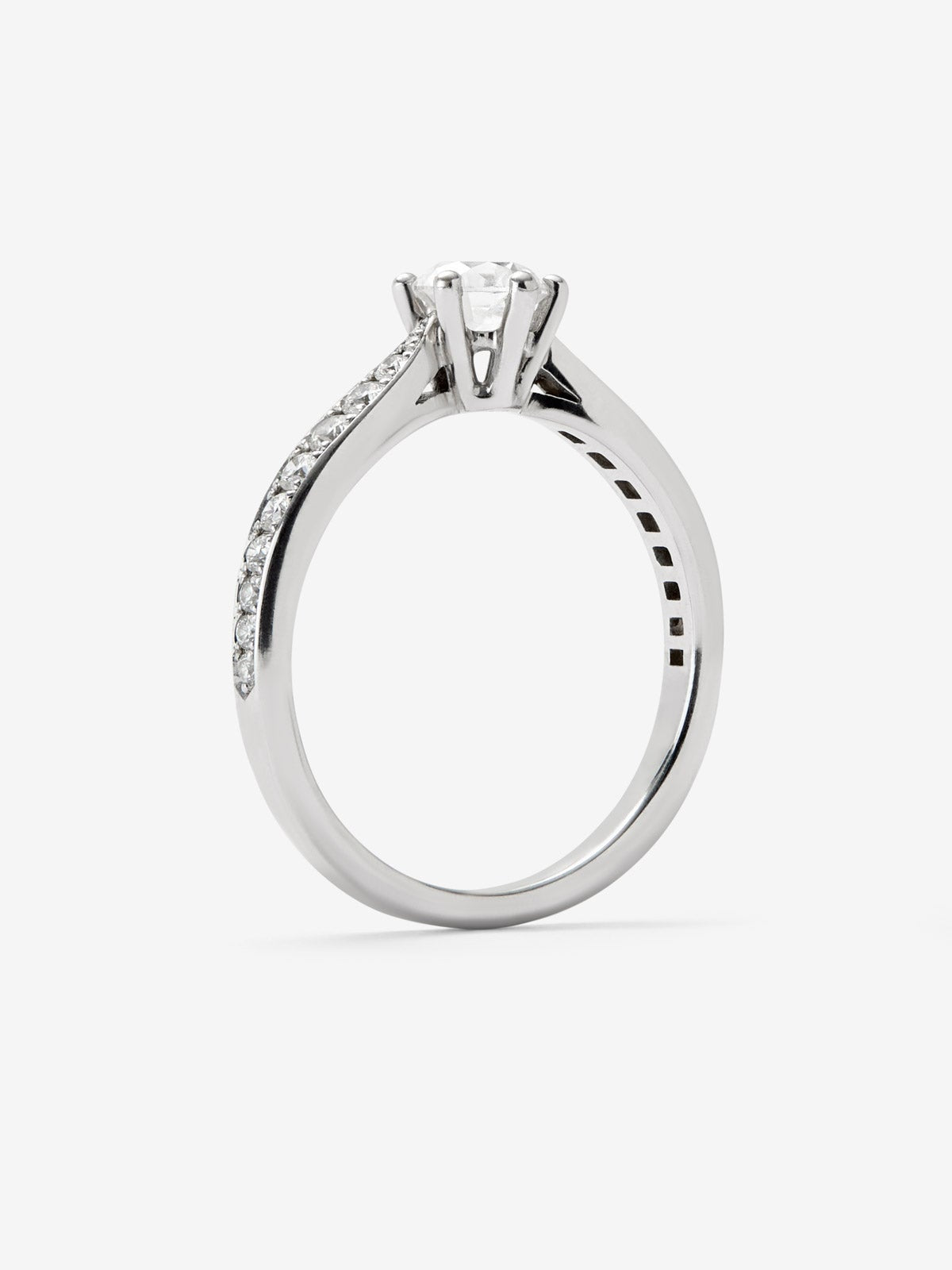 Anillo solitario de oro blanco de 18K con diamante central en talla brillante de 0,50 cts y diamantes en talla brillante con un total de 0,23 cts