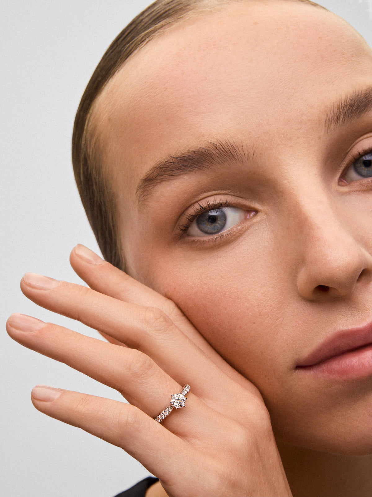 Anillo solitario de oro blanco de 18K con diamante central en talla brillante de 0,70 cts y diamantes en talla brillante con un total de 0,31 cts