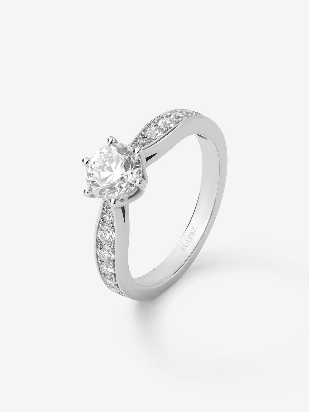 Anillo solitario 3006 de oro blanco de 18K con diamante central en talla brillante de 1 ct y diamantes en talla brillante con un total de 0,35 cts