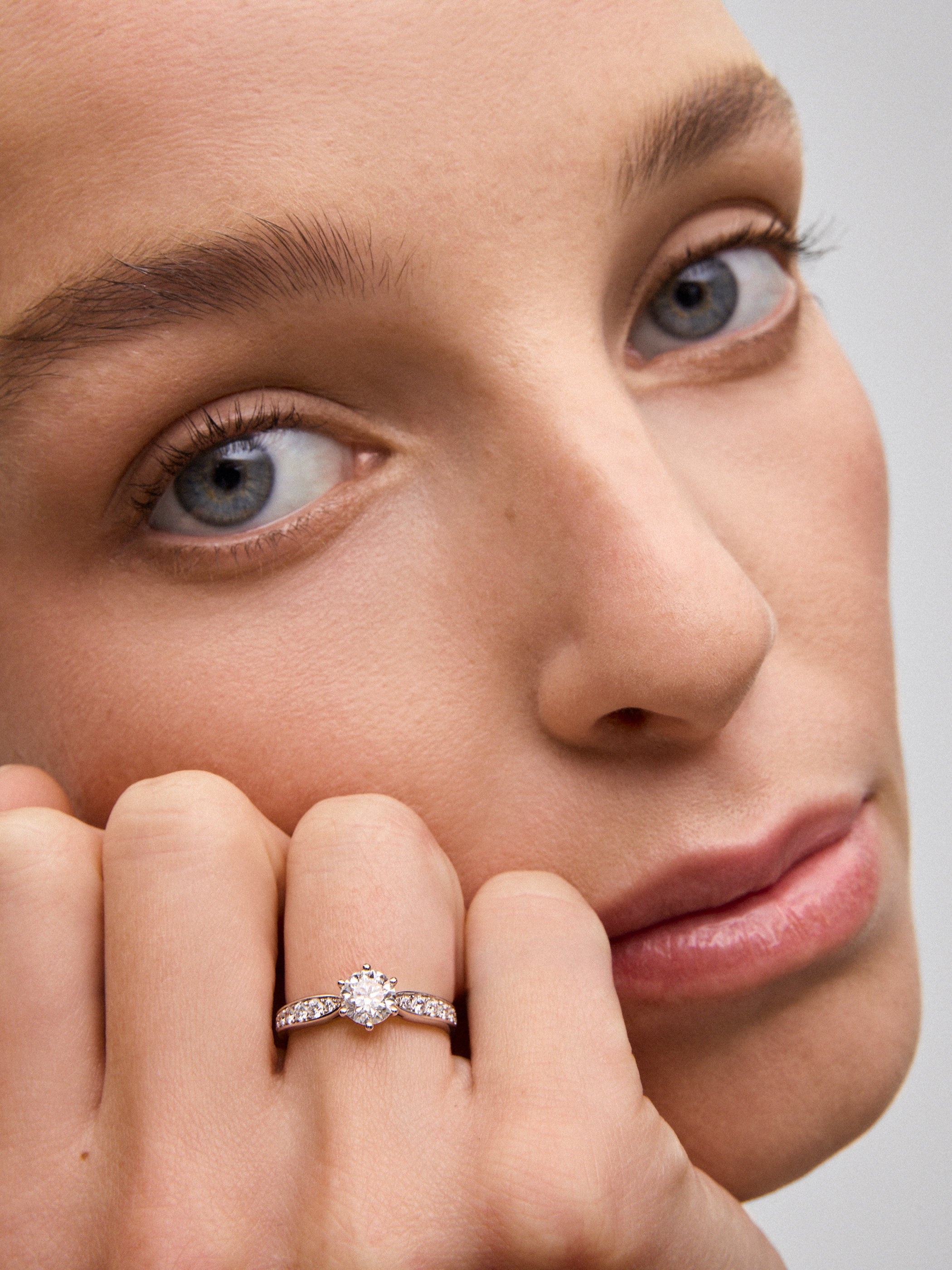 Anillo solitario de oro blanco de 18K con diamante central en talla brillante de 1 ct y diamantes en talla brillante con un total de 0,38 cts
