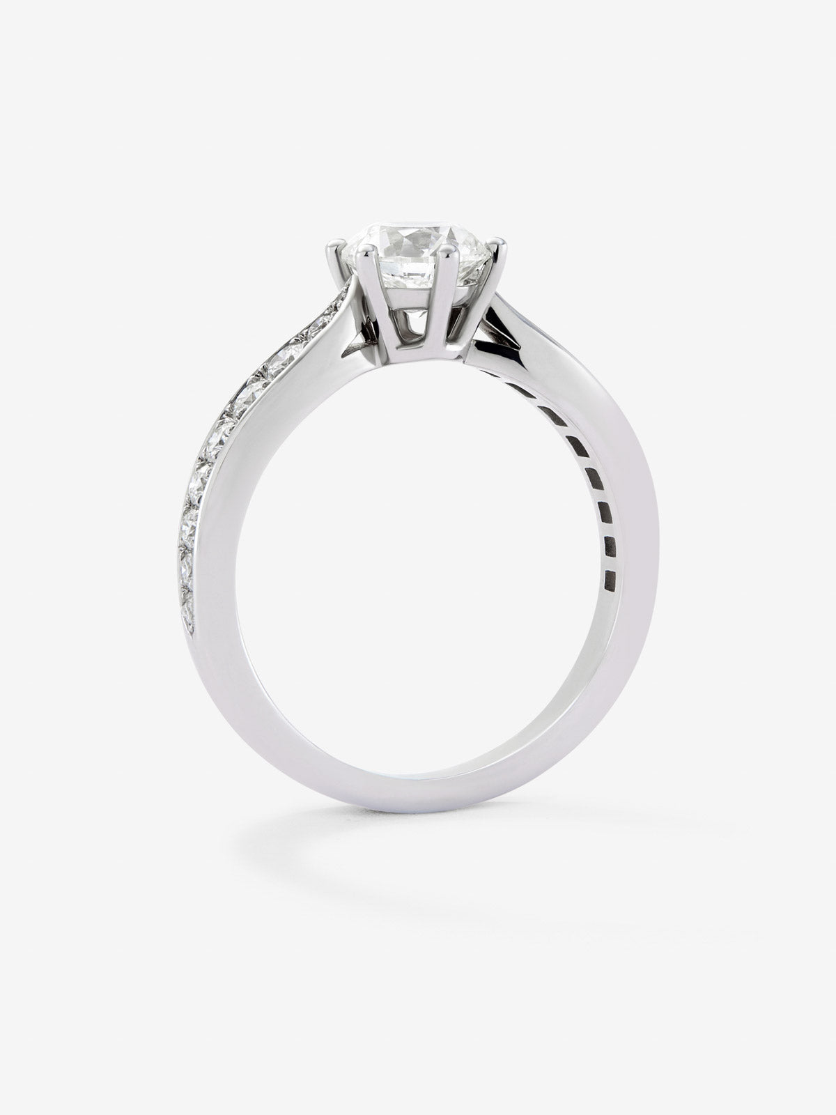 Anillo solitario 3006 de oro blanco de 18K con diamante central en talla brillante de 1 ct y diamantes en talla brillante 