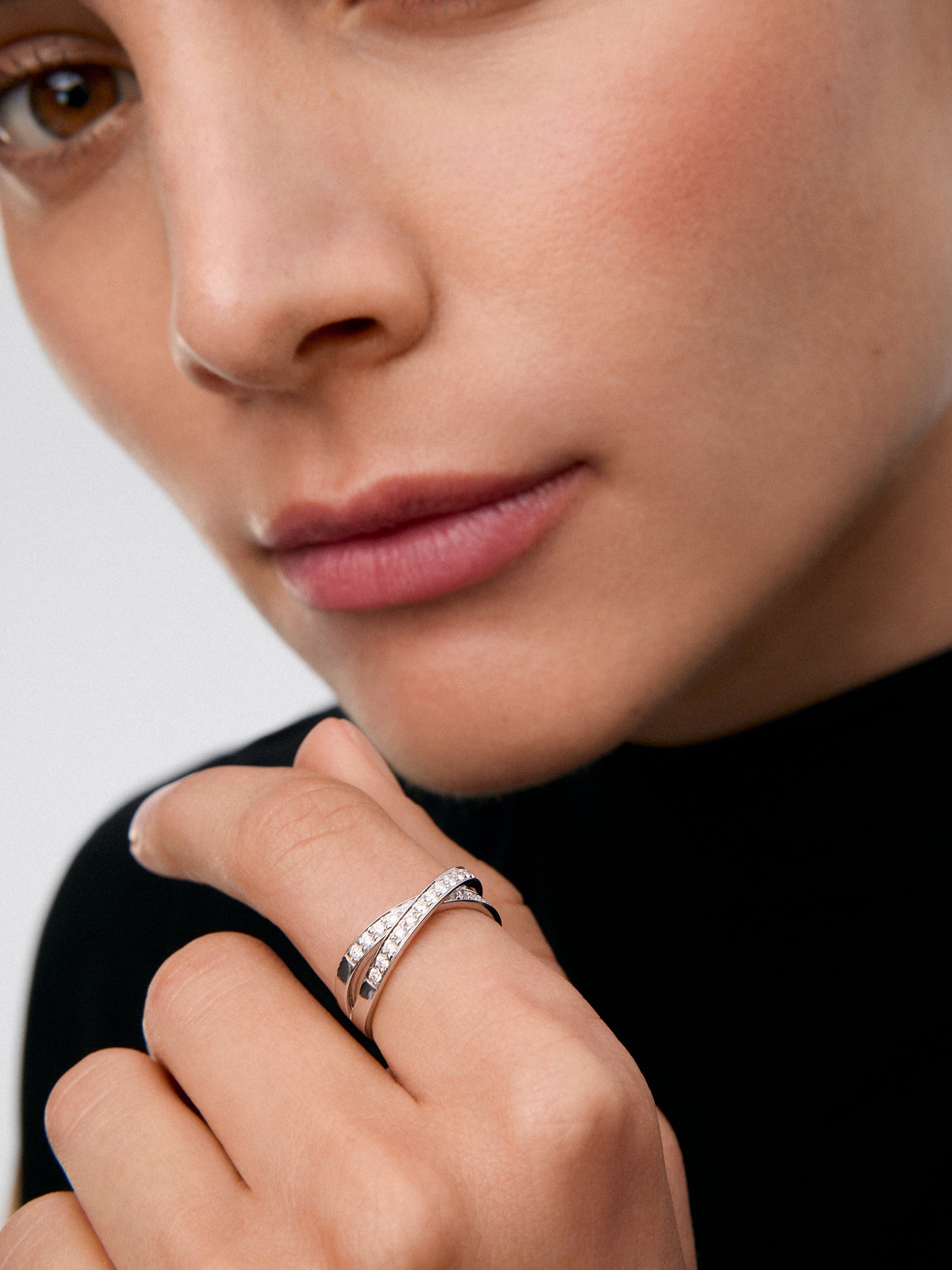 Anillo cruzado de oro blanco de 18K con 30 diamantes en talla brillante con un total de 0,48 cts