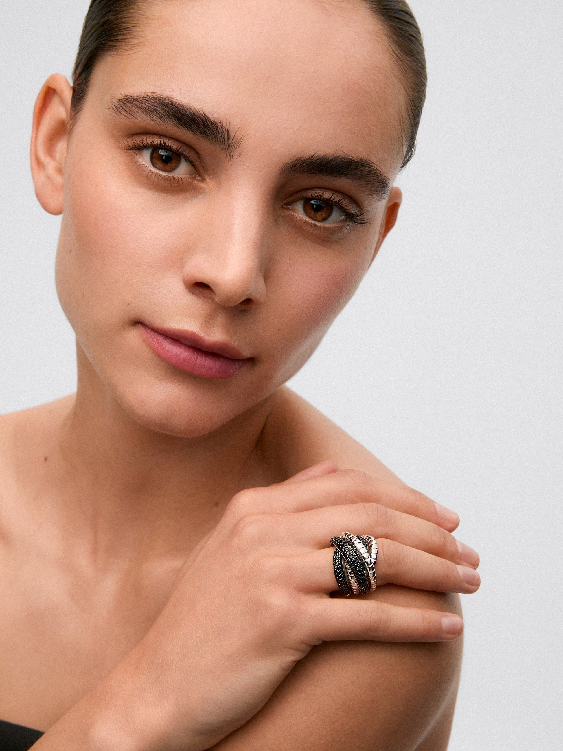 Anillo ancho multibrazo de plata 925 con 213 espinelas negras en talla brillante