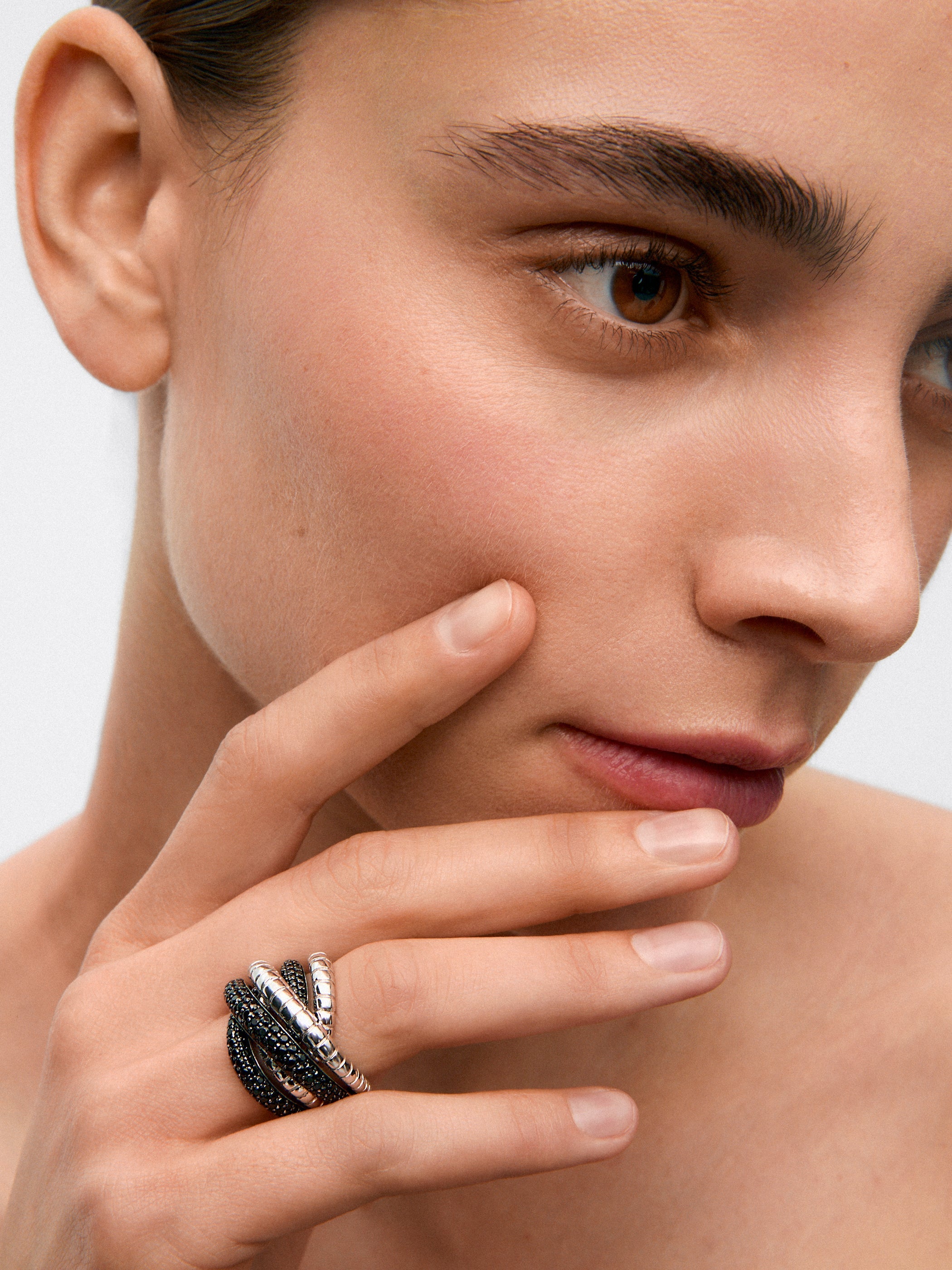 Anillo ancho multibrazo de plata 925 con 213 espinelas negras en talla brillante