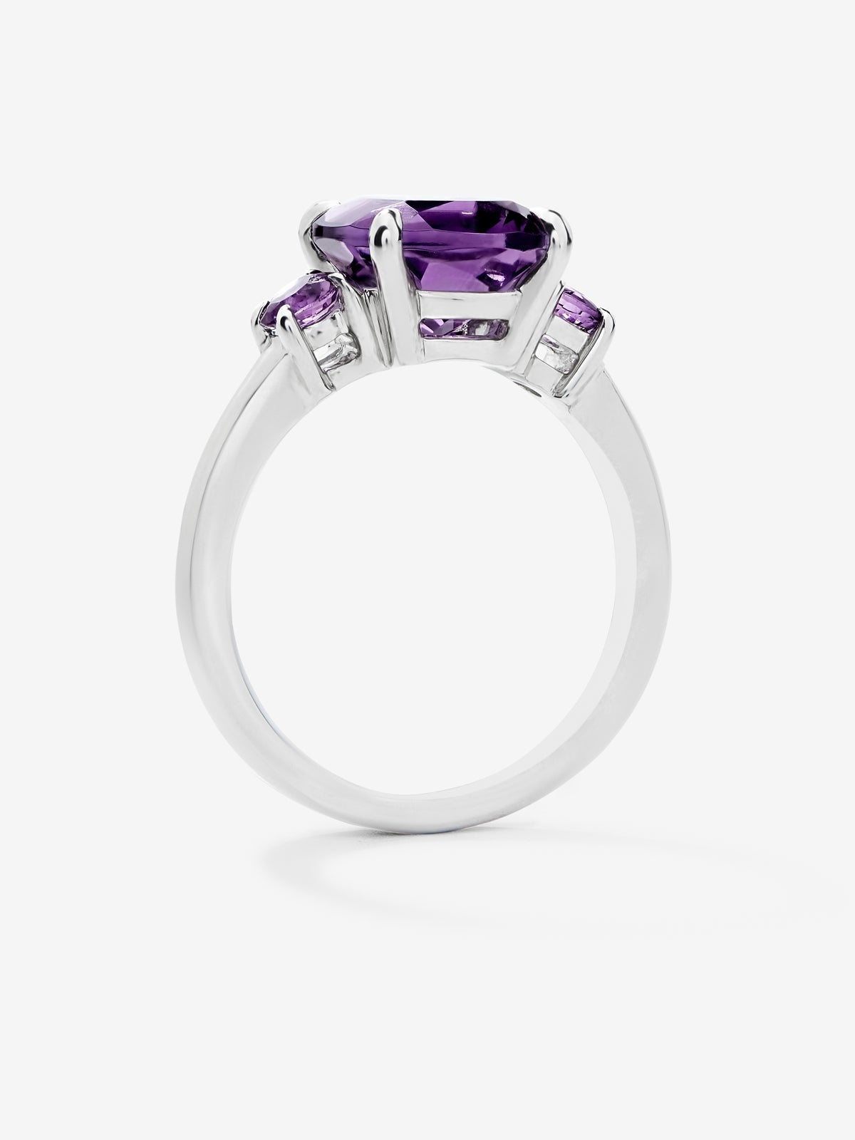 Anillo tresillo de plata 925 con una amatista morada en talla cushion y 2 amatistas moradas en talla brillante