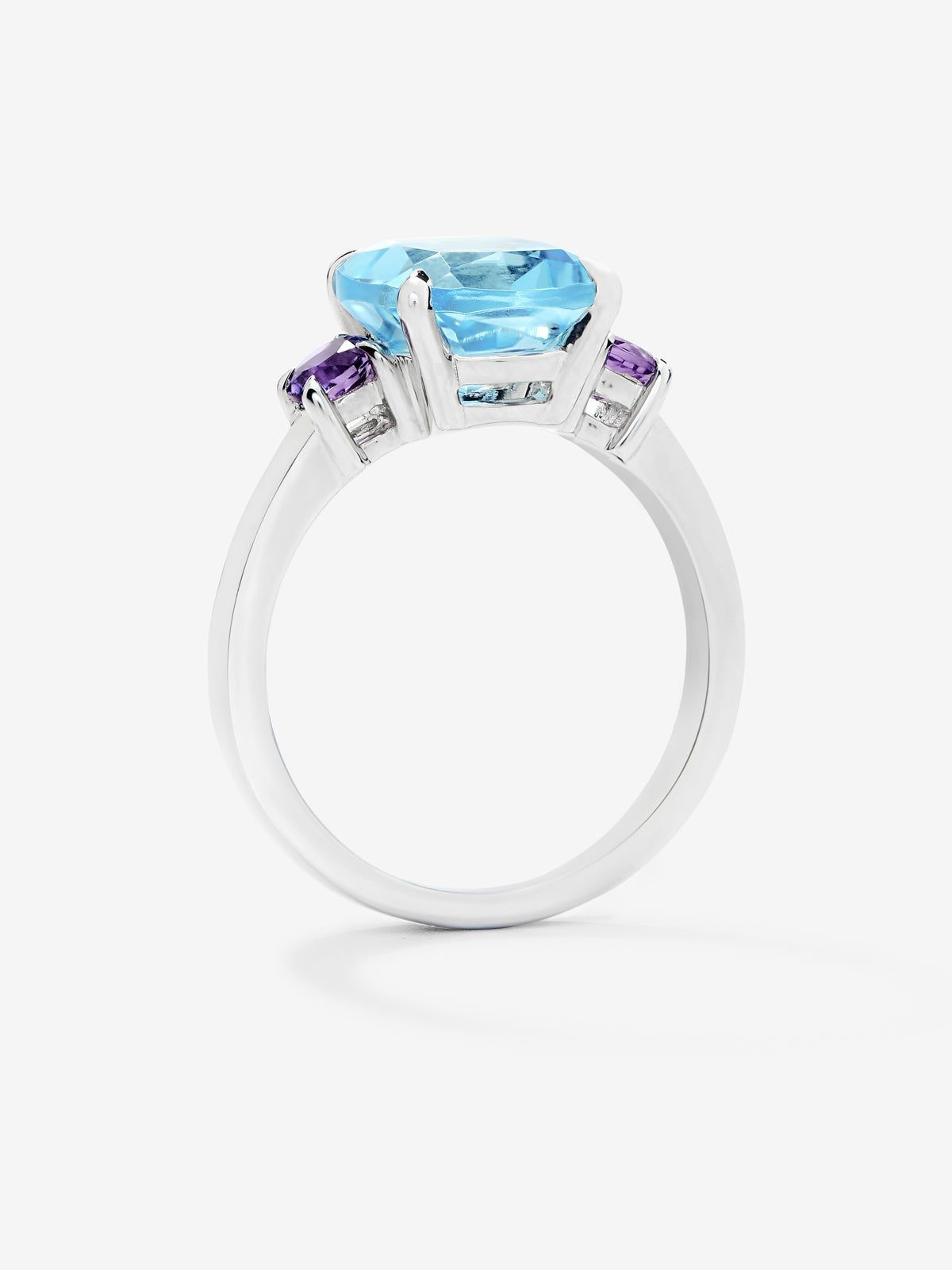 Anillo tresillo de plata 925 con topacio azul sky en talla cushion y amatistas moradas en talla brillante