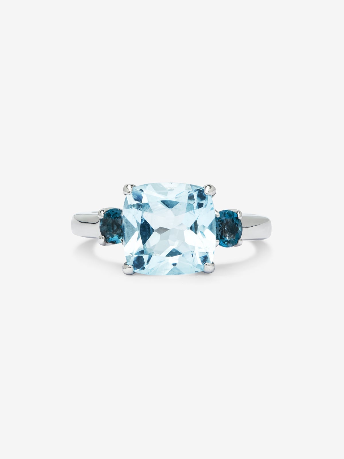 Anillo tresillo de plata con piedras topacio azul Sky central de 3,80cts y topacios azul London