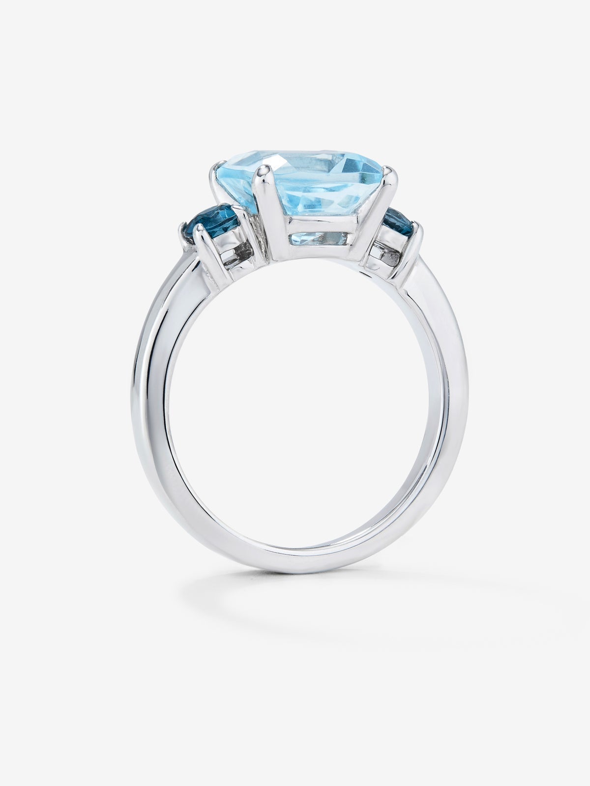 Anillo tresillo de plata con piedras topacio azul Sky central de 3,80cts y topacios azul London