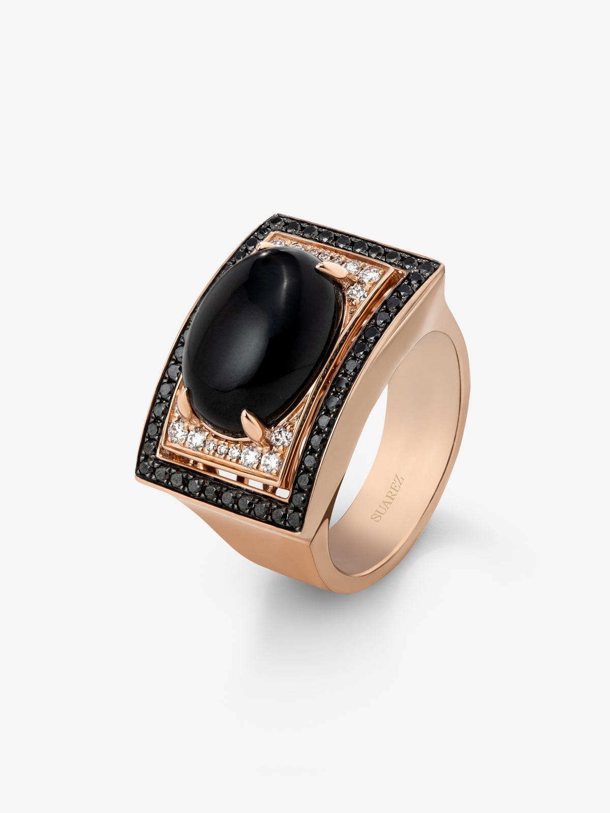 Anillo de oro rosa de 18K con ónix de 5,06 cts, 18 diamantes blancos en talla brillante con un total de 0,18 cts y 50 diamantes negros en talla brillante con un total de 0,42 cts