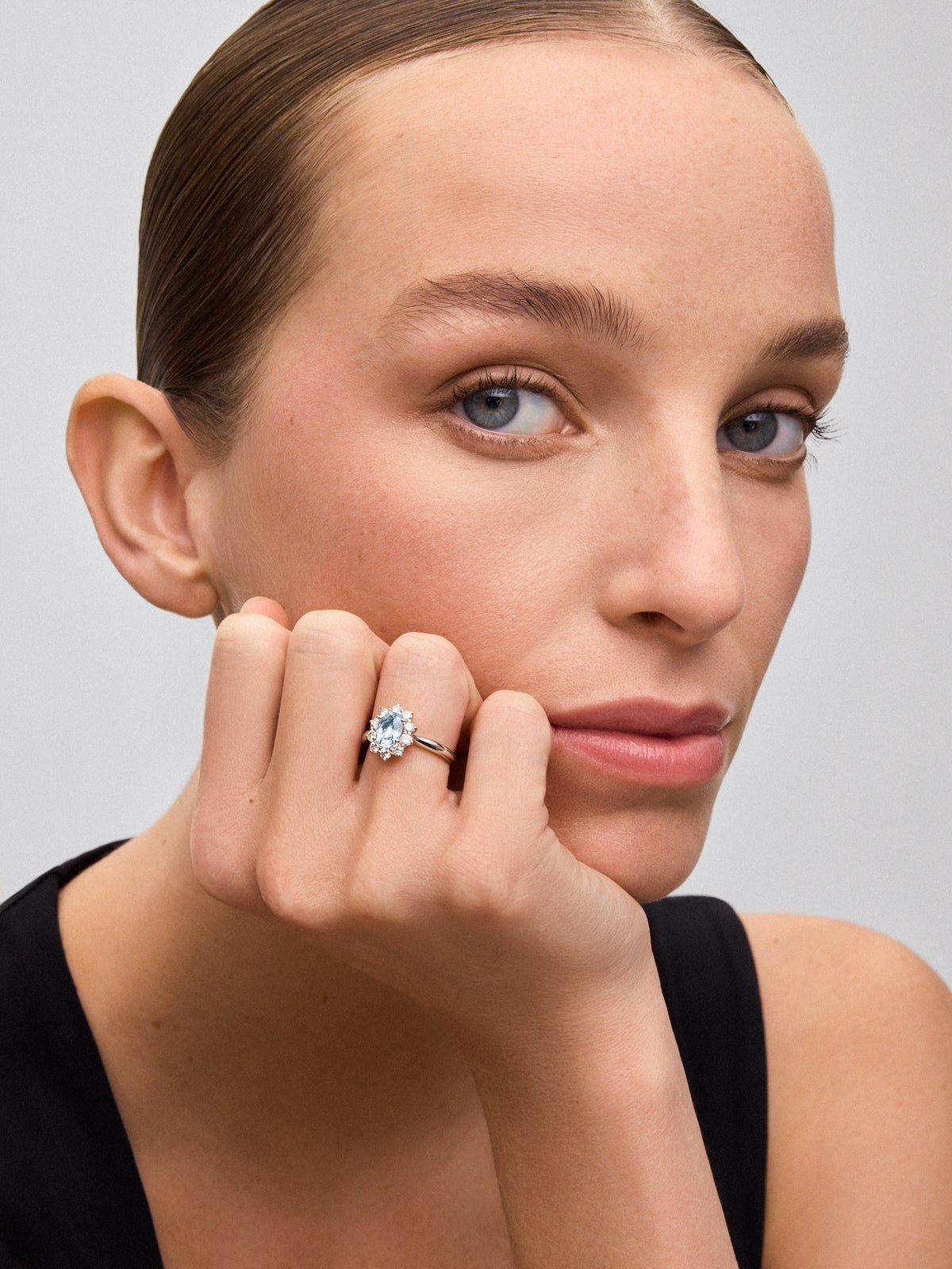 Anillo de oro blanco de 18K con aguamarina 1,1 cts y 16 diamantes en talla brillante con un total de 0,45 cts