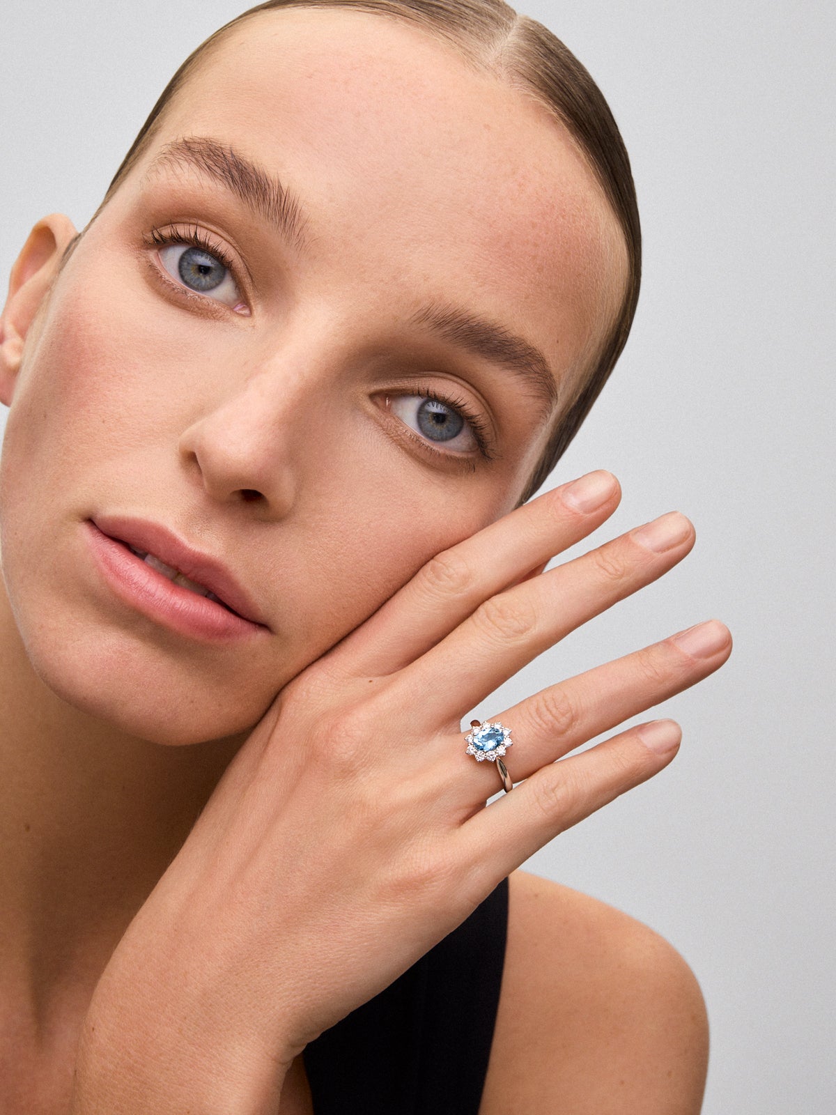 Anillo de oro blanco de 18K con aguamarina 1,1 cts y 16 diamantes en talla brillante con un total de 0,45 cts