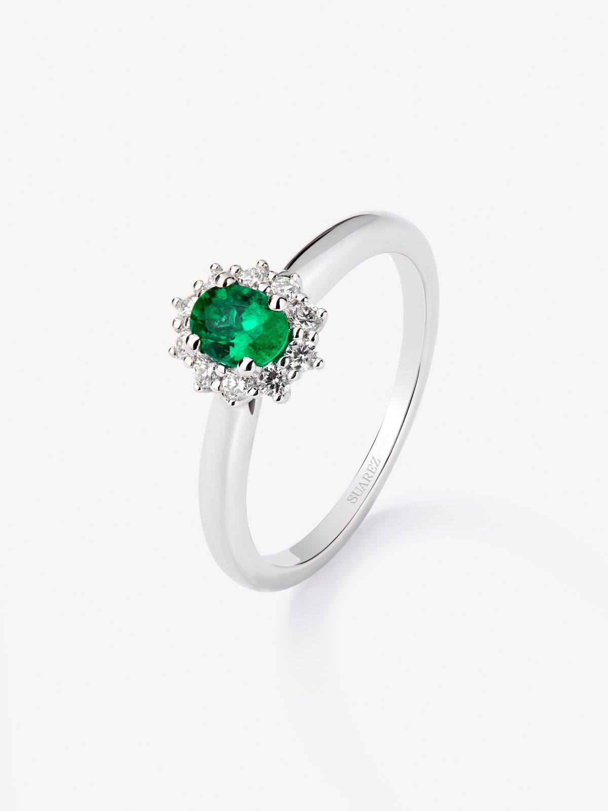 Anillo de oro blanco de 18K con esmeralda verde en talla oval de 0,84 cts y diamantes en talla brillante con un total de 0,44 cts