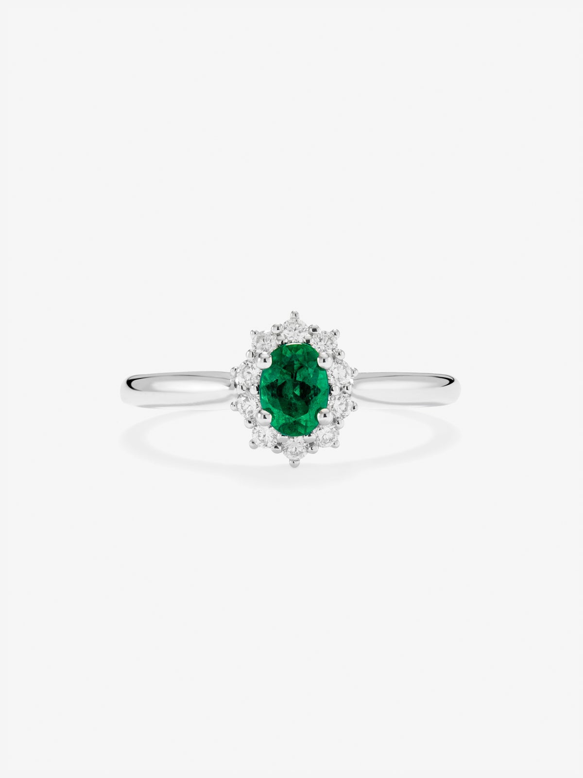 Anillo de oro blanco de 18K con esmeralda verde en talla oval de 0,84 cts y diamantes en talla brillante con un total de 0,44 cts