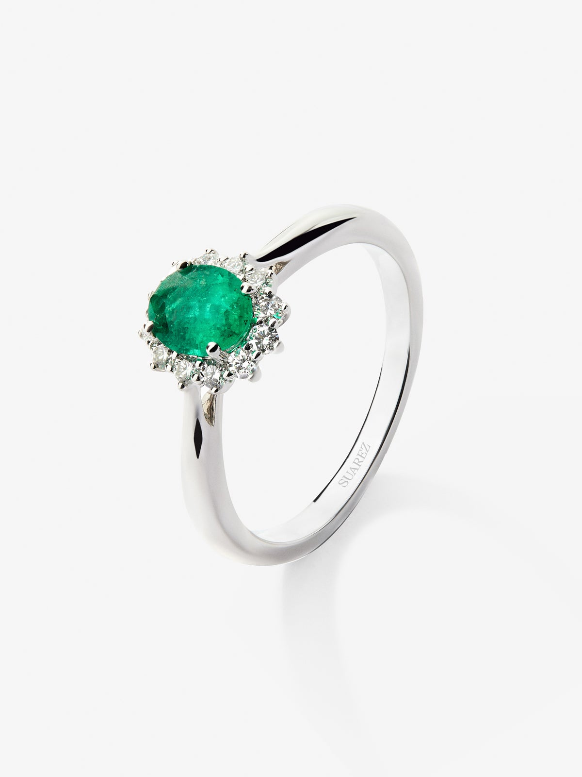 Anillo de oro blanco de 18K con esmeralda verde en talla oval de 0,50 cts y diamantes en talla brillante