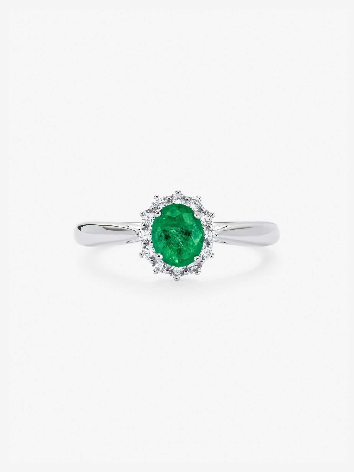 Anillo de oro blanco de 18K con esmeralda verde en talla oval de 0,50 cts y diamantes en talla brillante