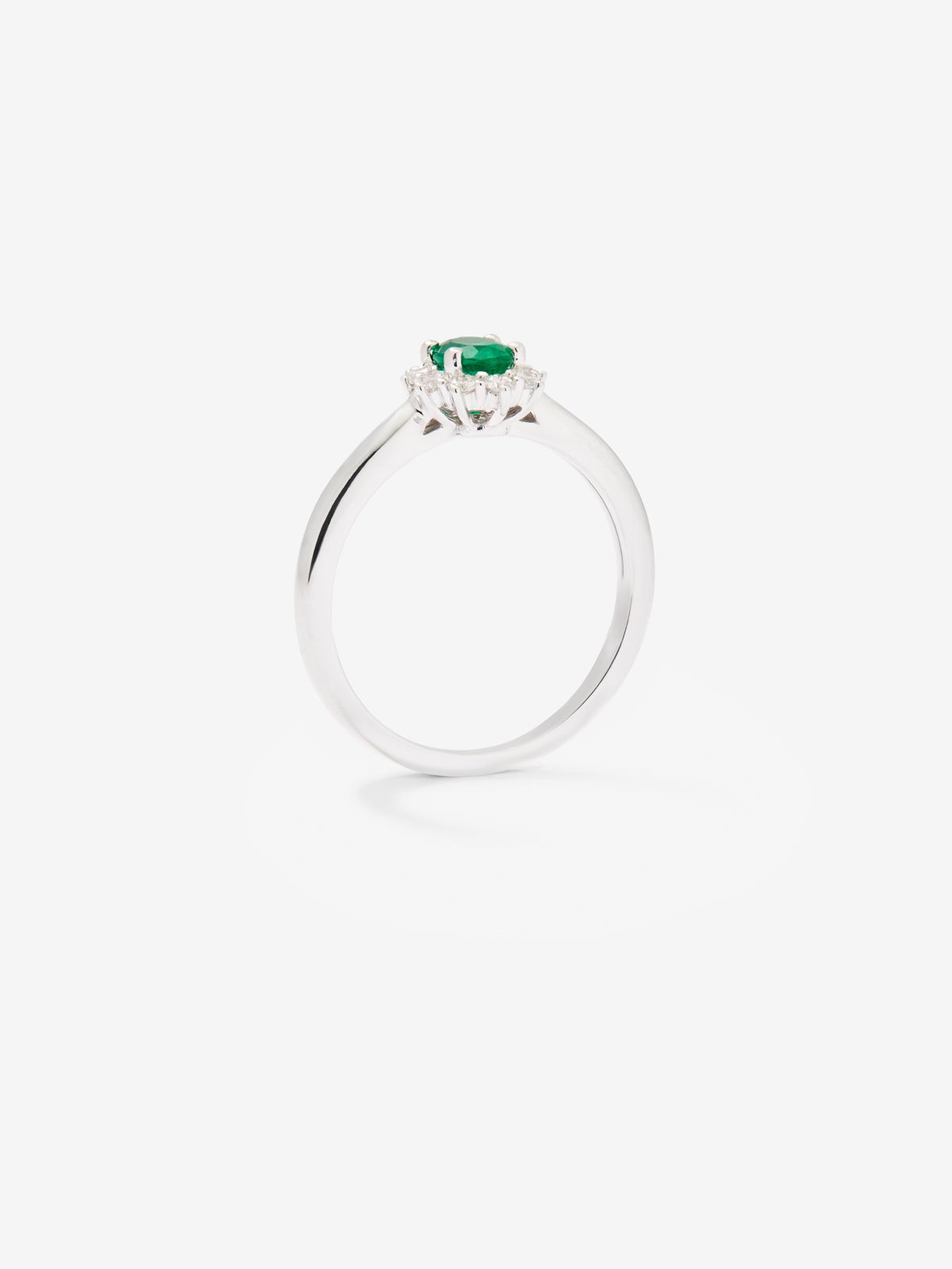 Anillo de oro blanco de 18K con esmeralda verde en talla oval de 0,20 cts y  diamantes en talla brillante con un total de 0,12 cts