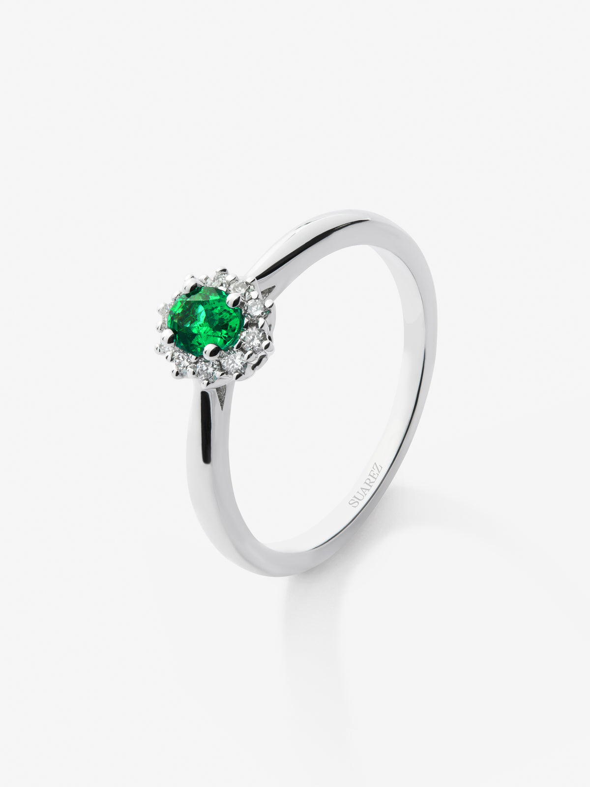 Anillo de oro blanco de 18K con esmeralda verde en talla oval de 0,15 cts y diamantes en talla brillante con un total de 0,10 cts