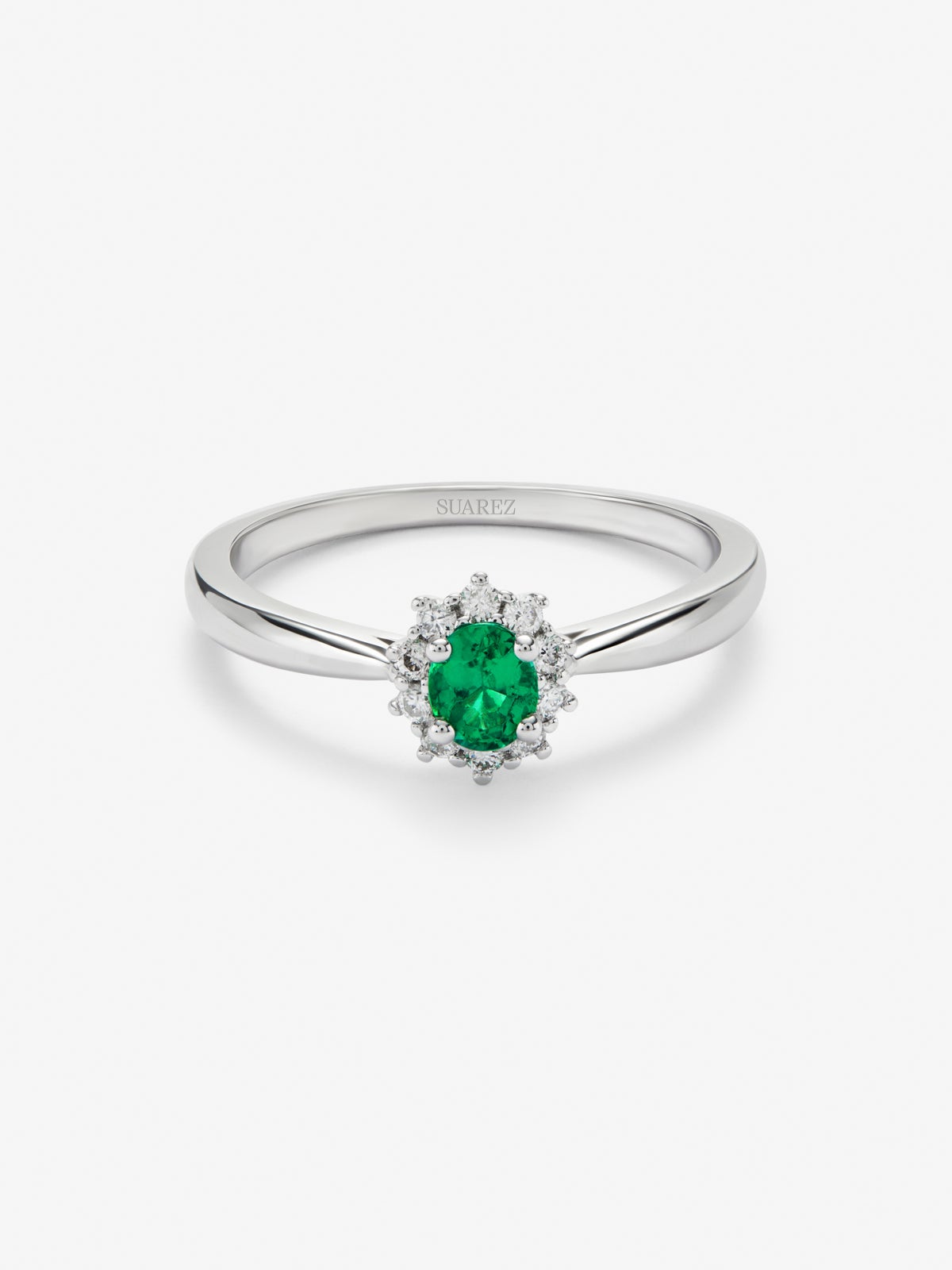 Anillo de oro blanco de 18K con esmeralda verde en talla oval de 0,74 cts y 12 diamantes en talla brillante con un total de 0,25 cts