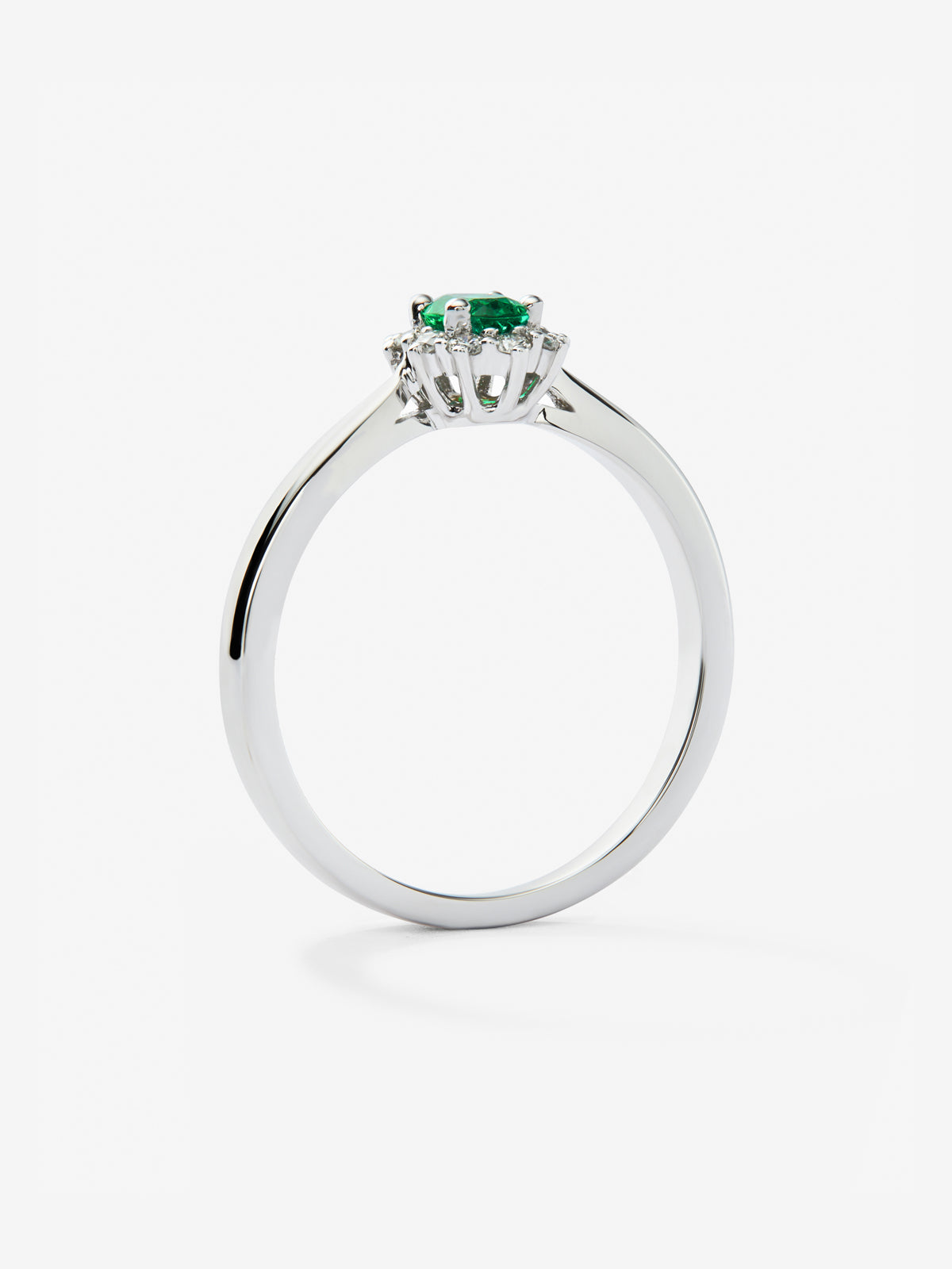 Anillo de oro blanco de 18K con esmeralda verde en talla oval de 0,15 cts y diamantes en talla brillante con un total de 0,10 cts
