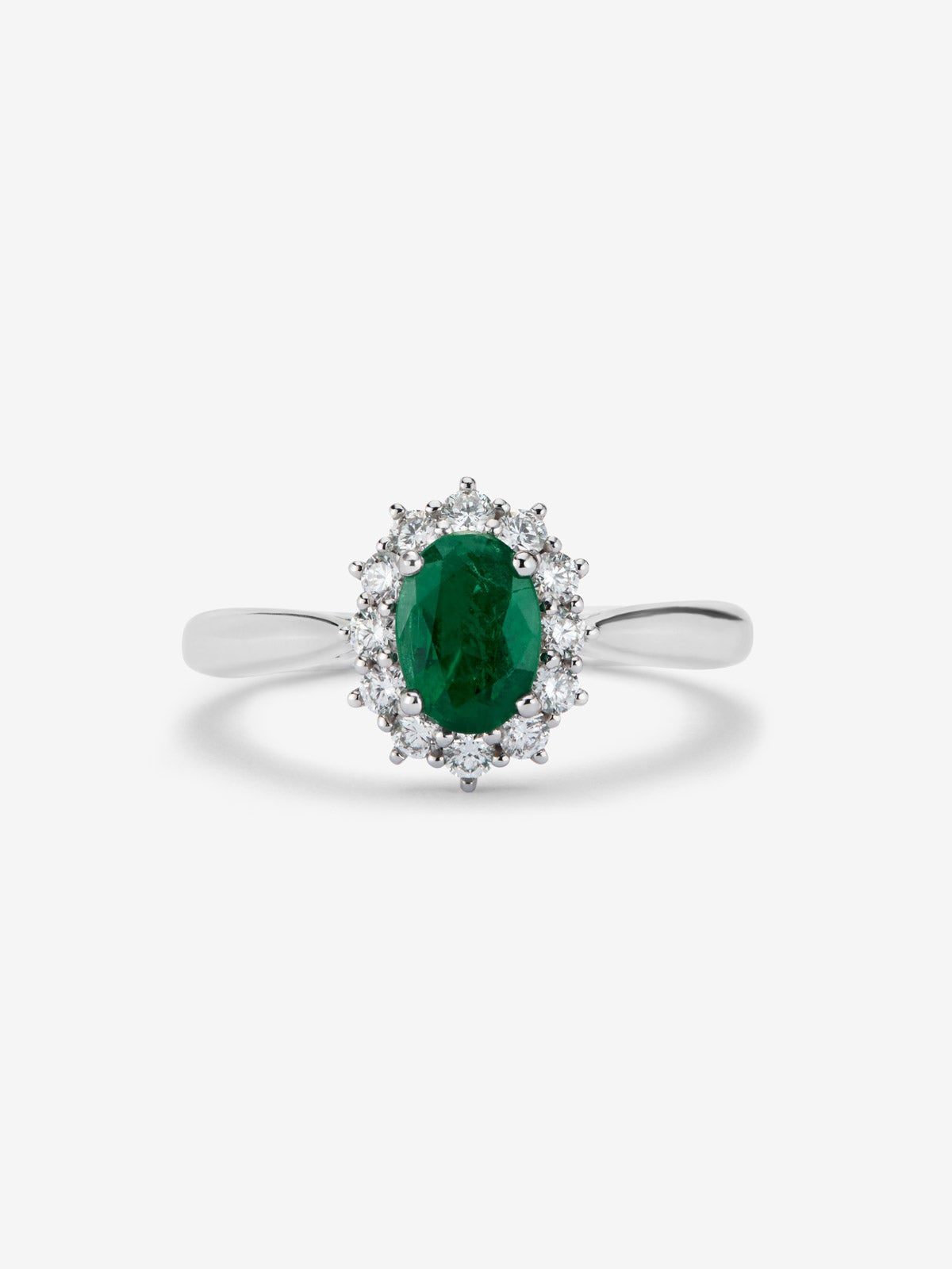 Anillo de oro blanco de 18K con esmeralda central en talla oval de 0,78 cts y orla de diamantes en talla brillante con un total de 0,42 cts