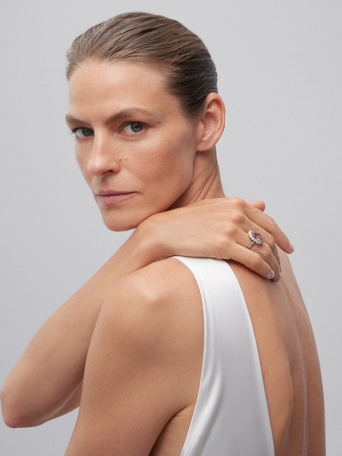 Anillo de oro blanco de 18K con morganita rosa en talla oval de 5,43 cts y 16 diamantes en talla brillante con un total de 1,14 cts