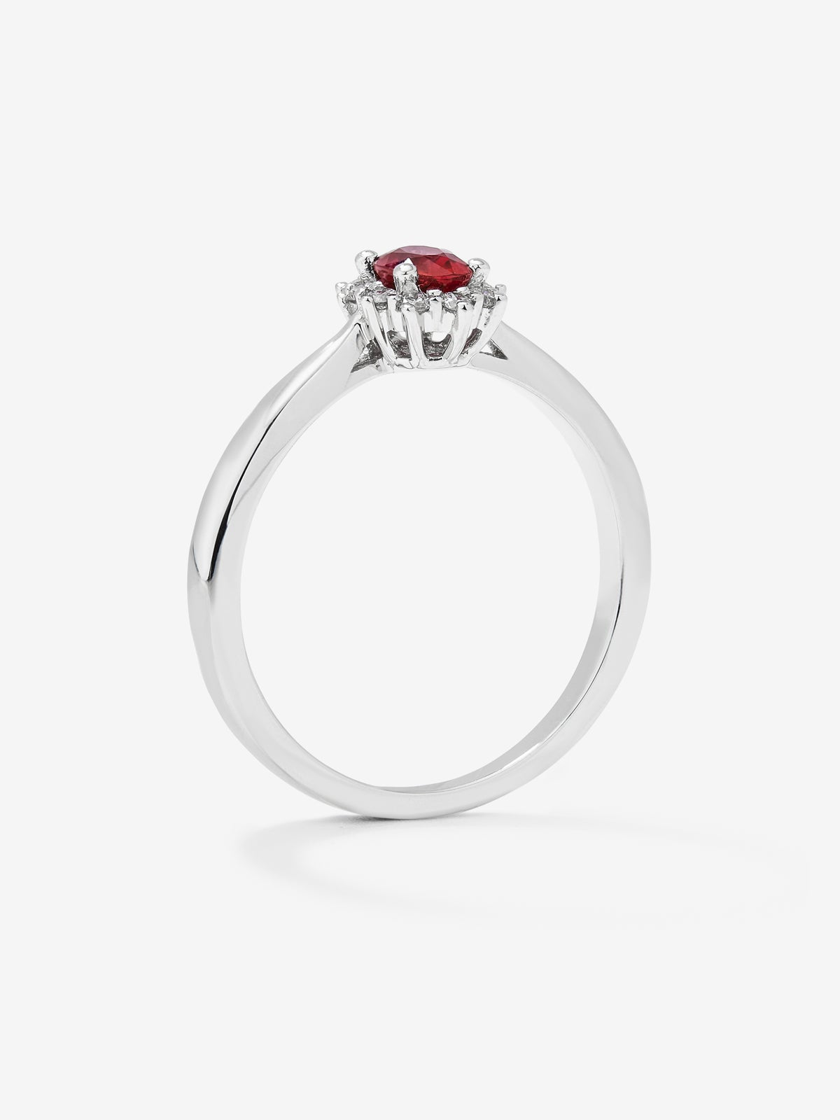 Anillo de oro blanco de 18K con rubí rojo vivid en talla oval de 0,50 cts y diamantes blancos en talla brillante de 0,25 cts