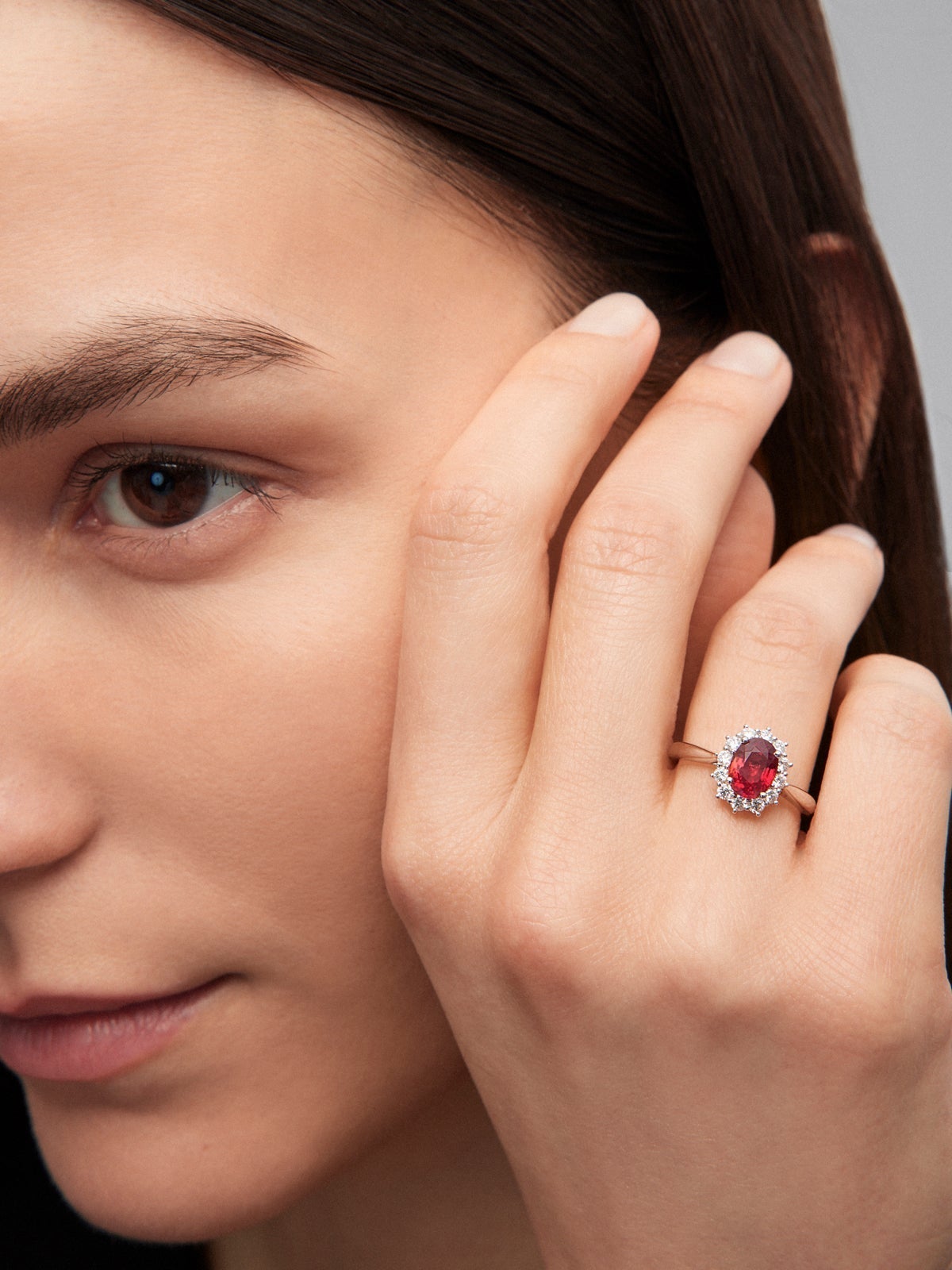 Anillo de oro blanco 18K con rubí