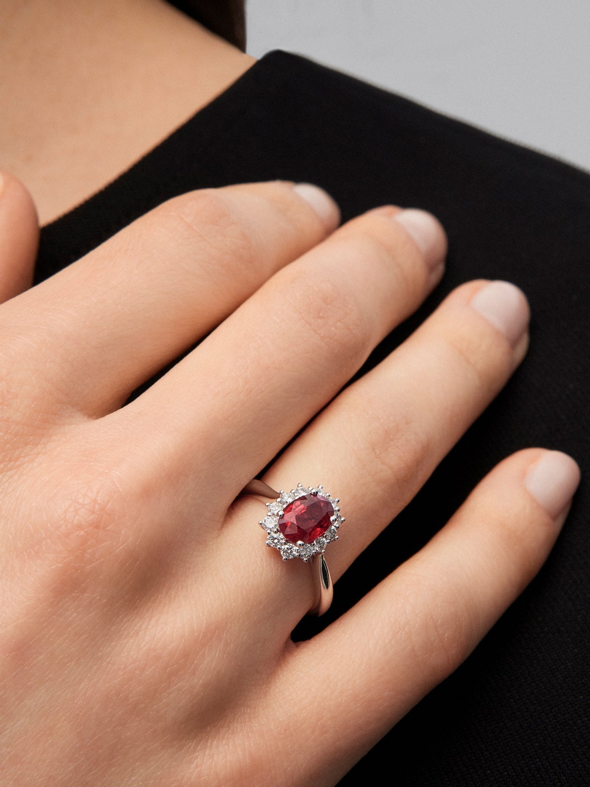 Anillo de oro blanco 18K con rubí