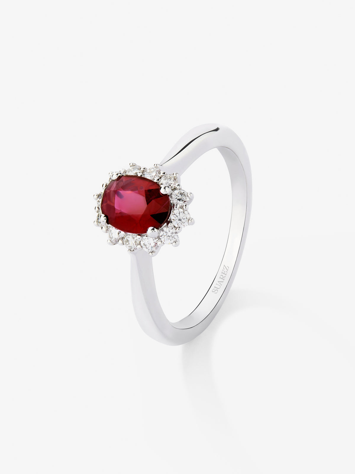 Anillo de oro blanco de 18K con rubí rojo en talla oval de 1,24 cts y diamantes en talla brillante con un total de 0,34 cts