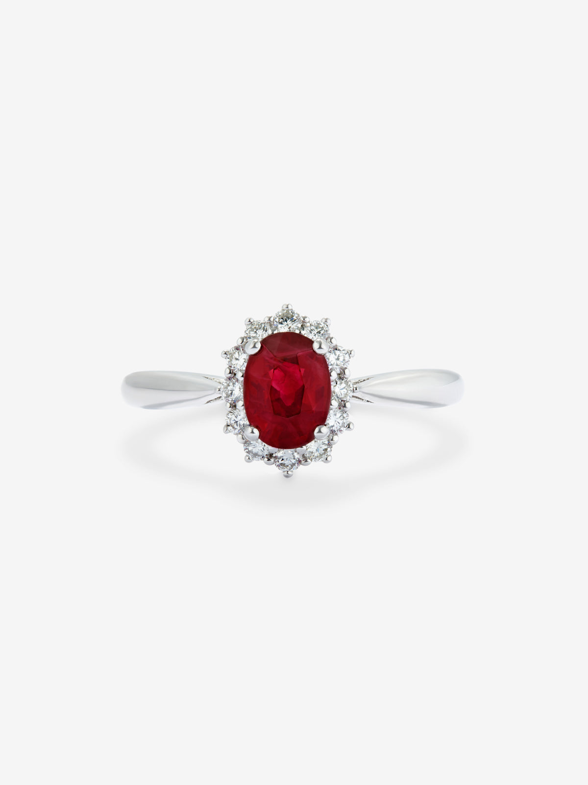 Anillo de oro blanco de 18K con rubí rojo en talla oval de 1,24 cts y diamantes en talla brillante con un total de 0,34 cts