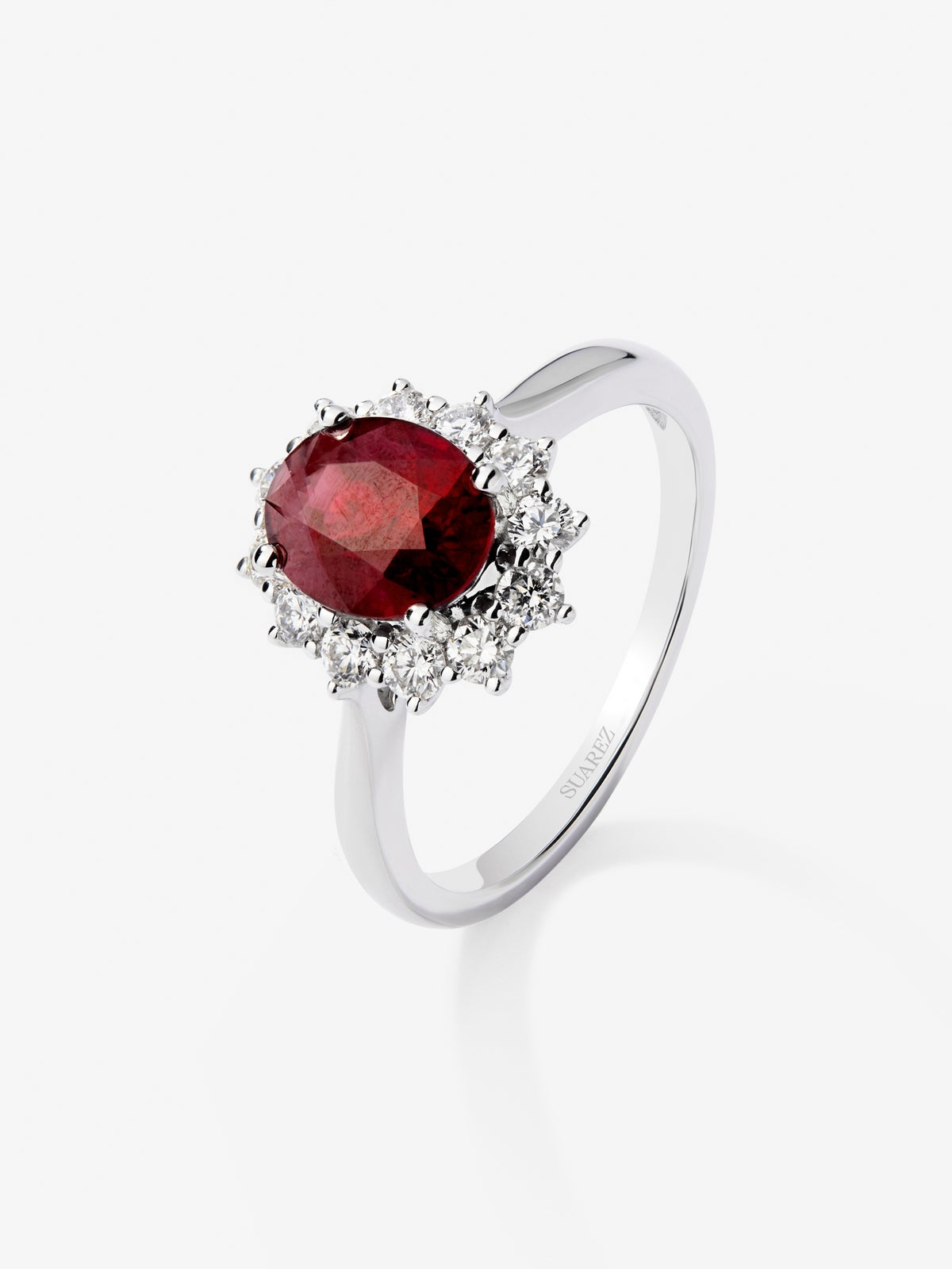 Anillo de oro blanco de 18K con rubí rojo vivid en talla oval de 0,50 cts y diamantes blancos en talla brillante de 0,25 cts
