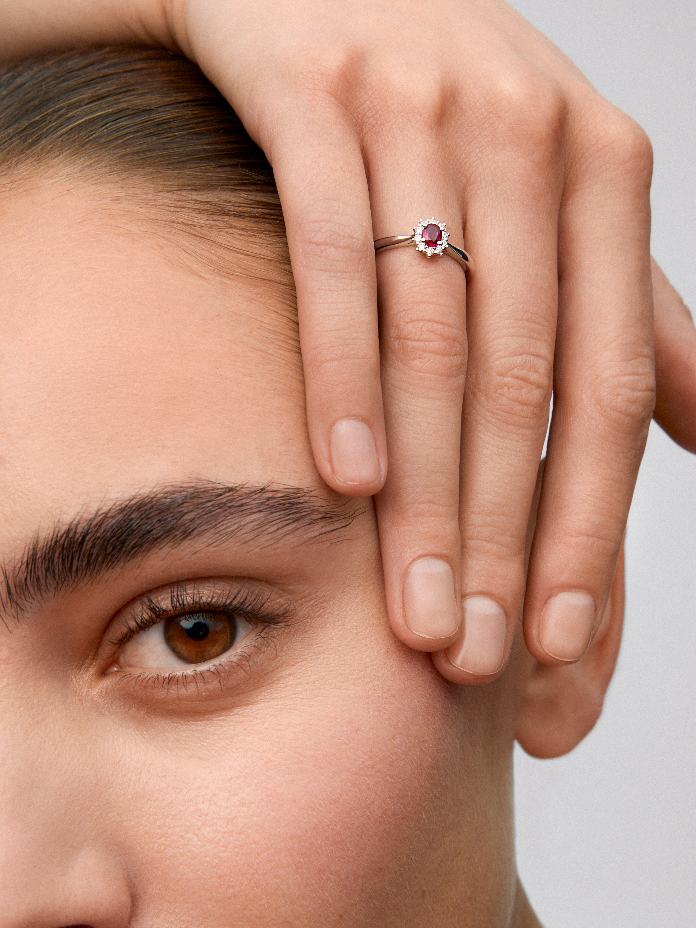 Anillo de oro blanco 18K con rubí