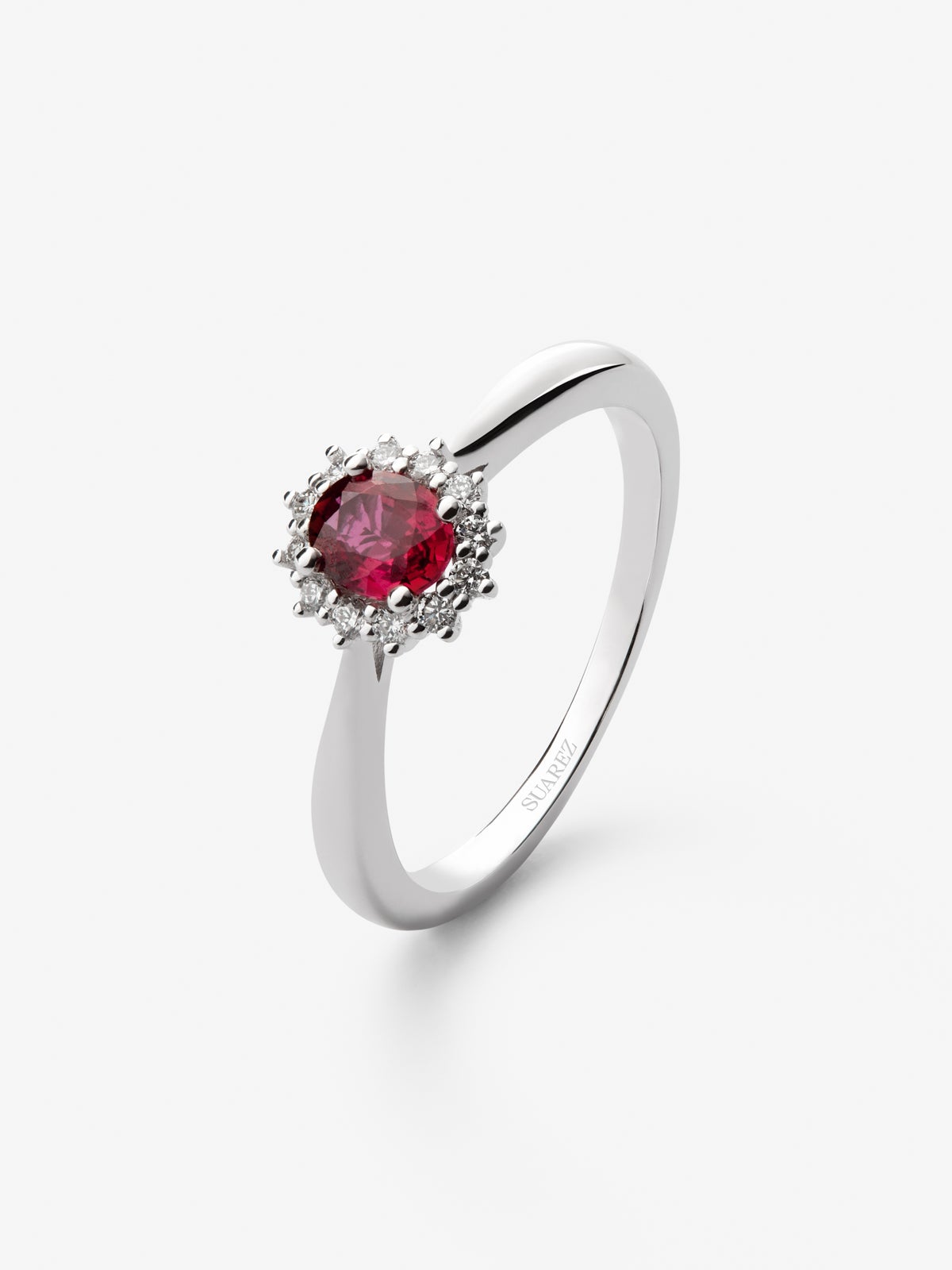 Anillo de oro blanco 18K con rubí