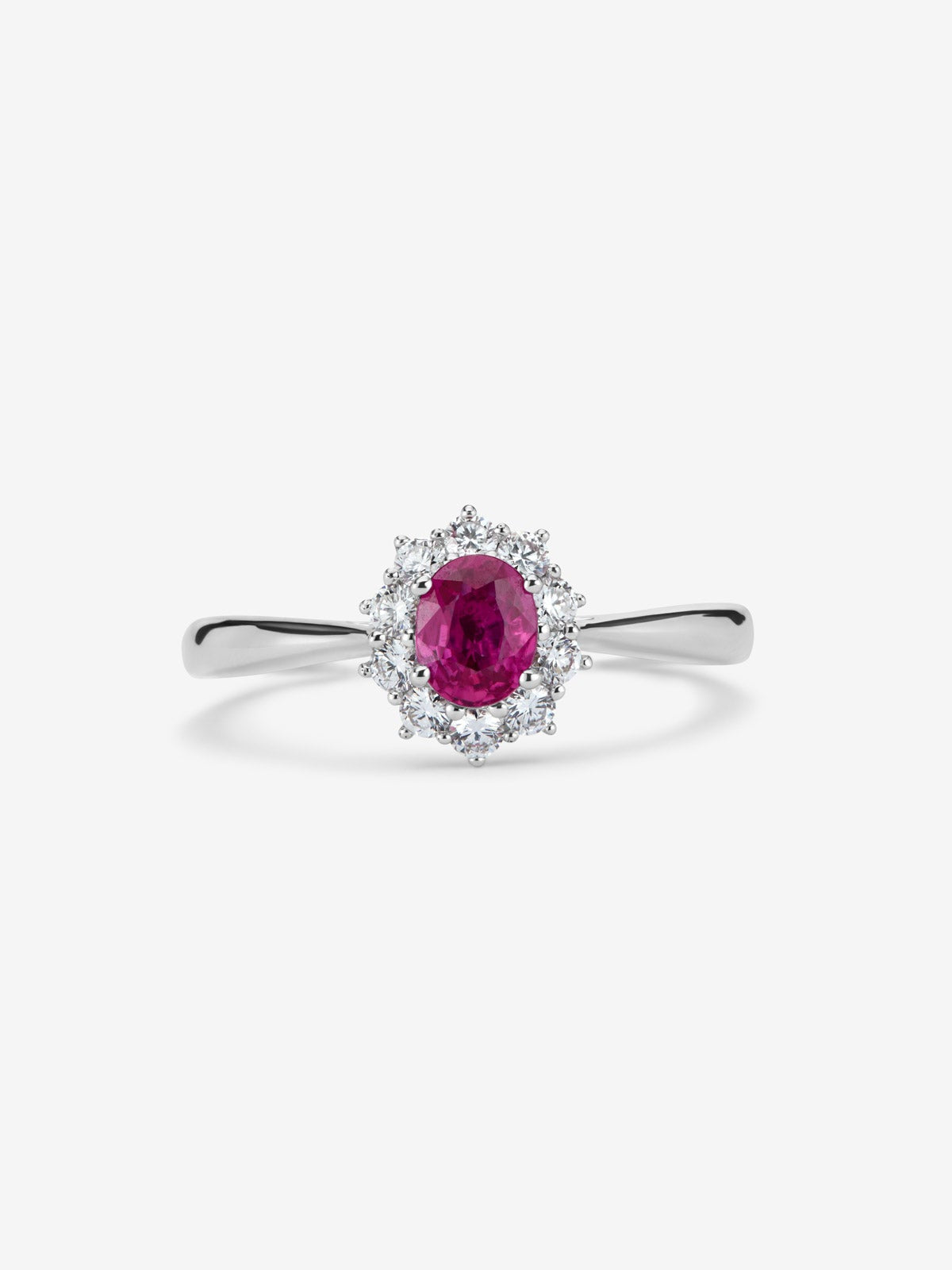 Anillo de oro blanco de 18K con rubí rojo vivid en talla oval de 0,50 cts y diamantes blancos en talla brillante de 0,25 cts