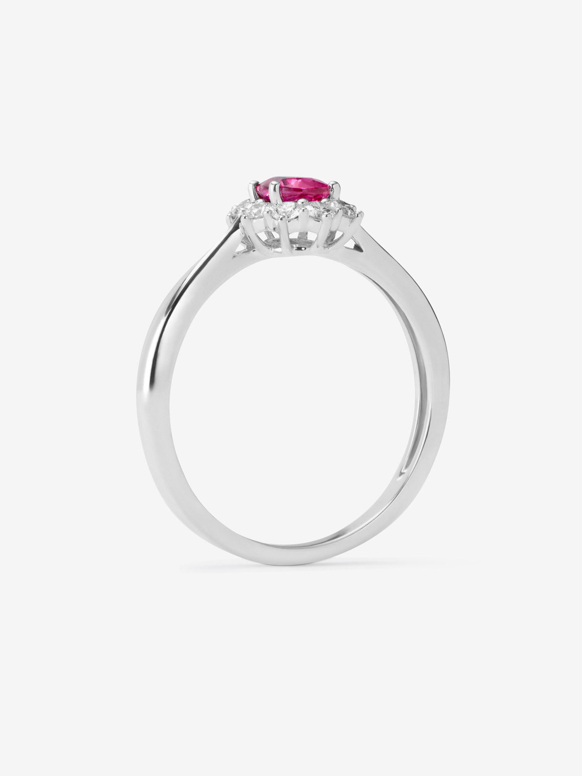 Anillo de oro blanco de 18K con rubí rojo vivid en talla oval de 0,50 cts y diamantes blancos en talla brillante de 0,25 cts