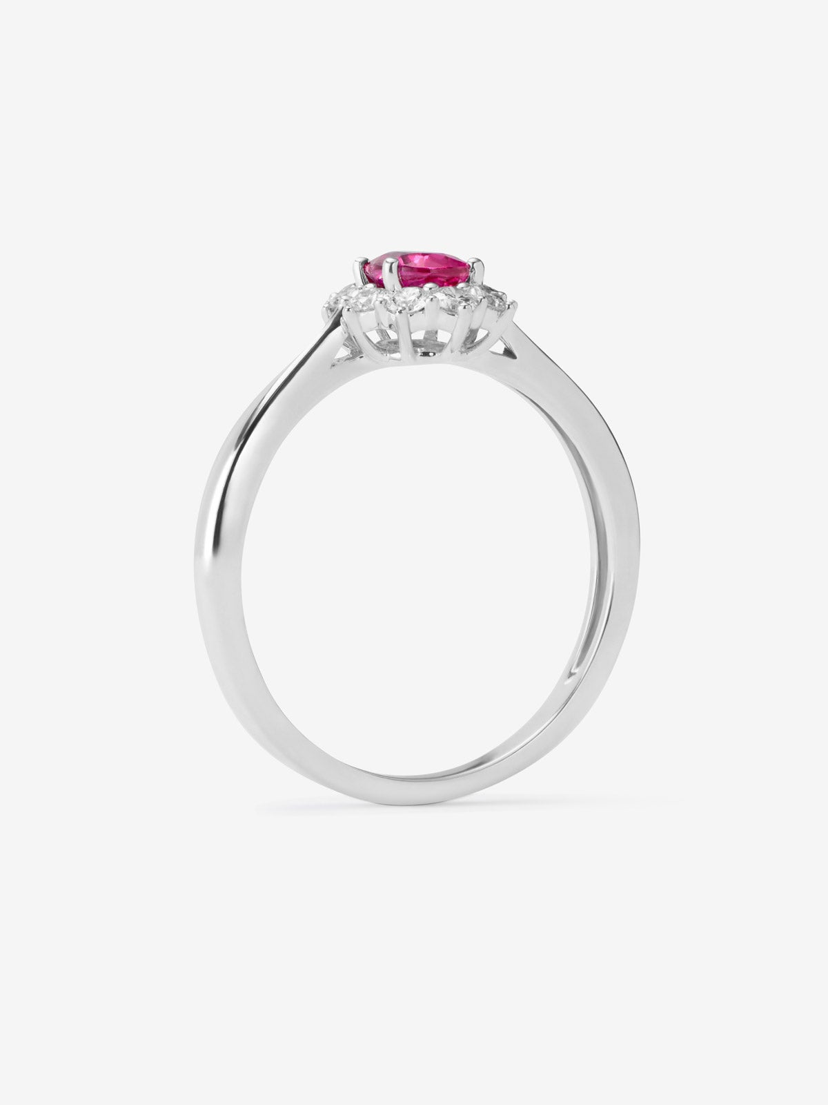 Anillo de oro blanco de 18K con rubí rojo vivid en talla oval de 0,50 cts y diamantes blancos en talla brillante de 0,25 cts