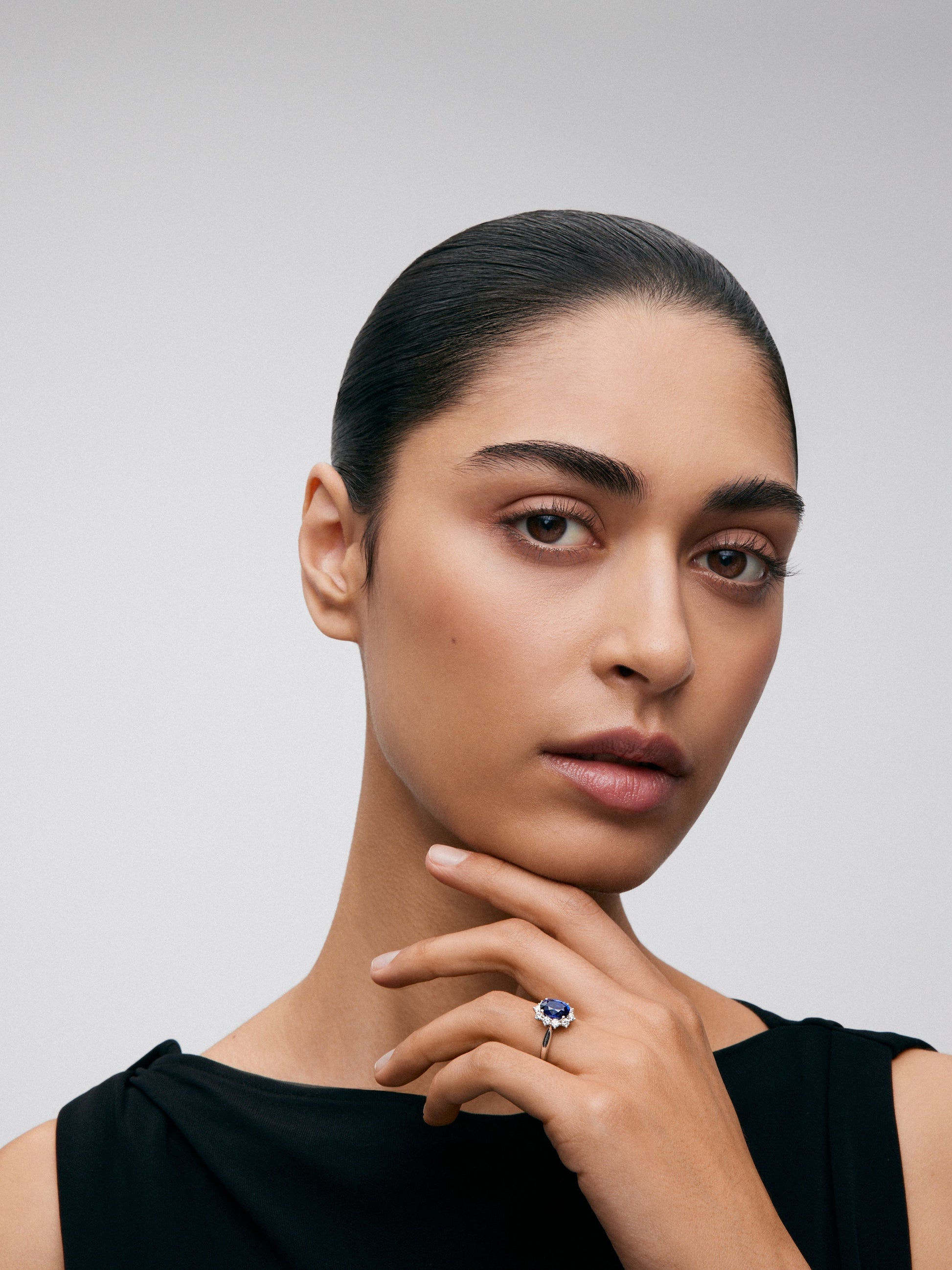 Anillo de oro blanco 18K con zafiro