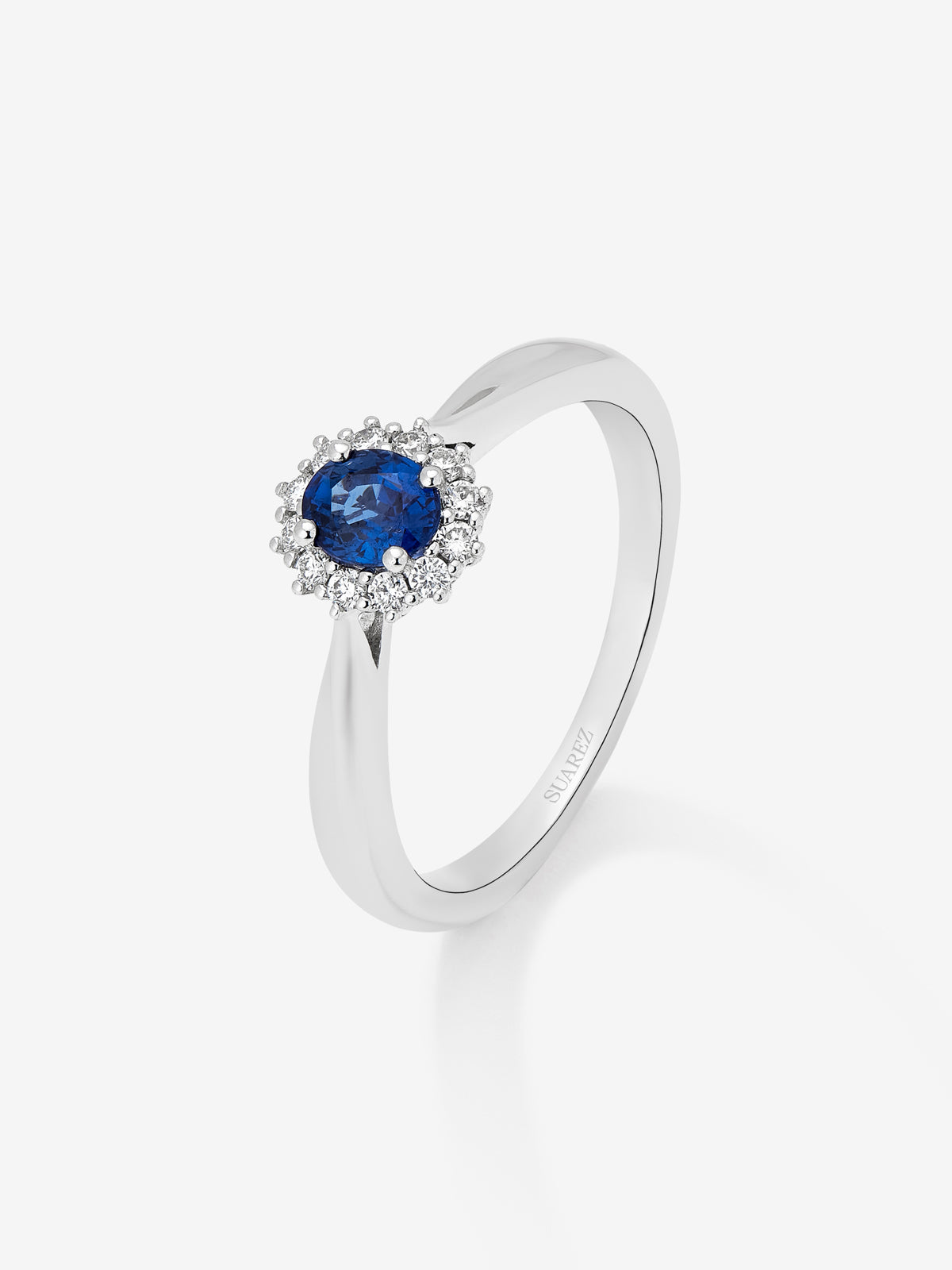18K white gold ring with oval-cut blue sapphire of 0.78 cts and brilliant-cut diamonds with a total of 0.32 cts
