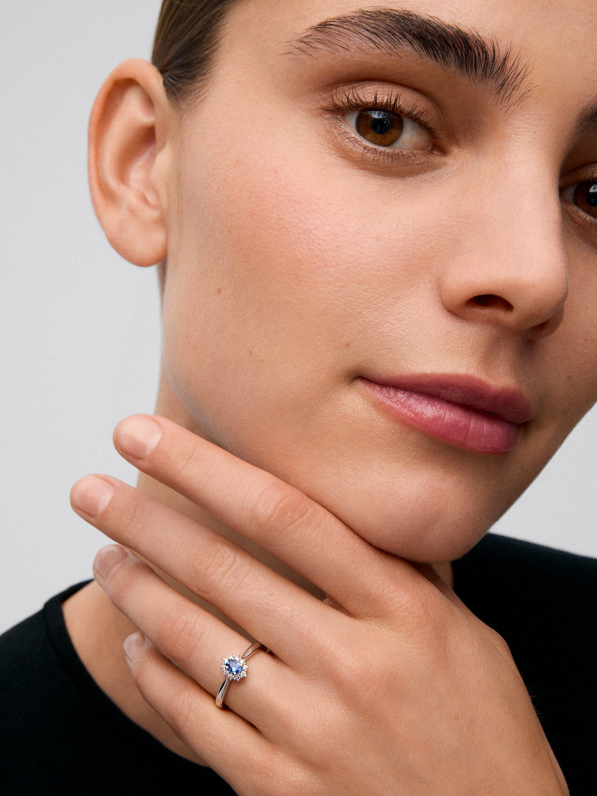 Anillo de oro blanco de 18K con zafiro azul royal en talla oval y diamantes en talla brillante