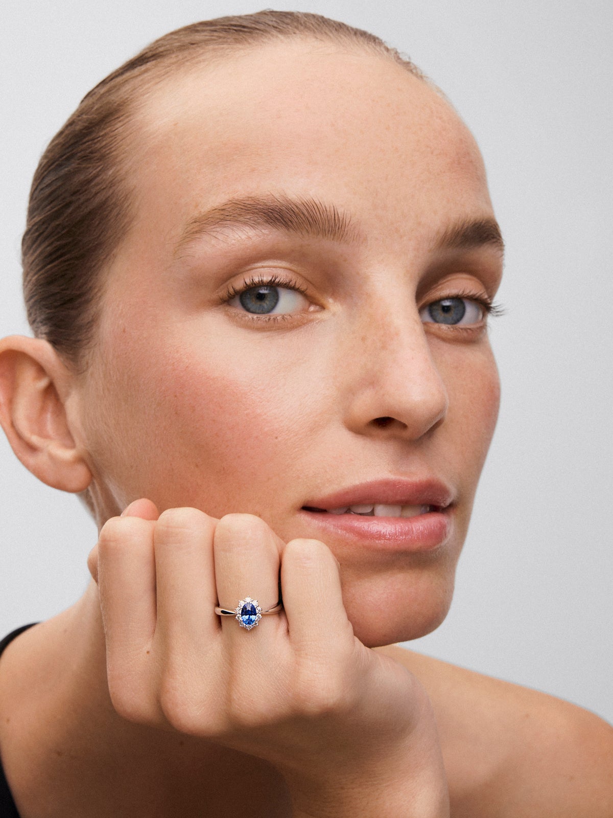 Anillo de oro blanco de 18K con zafiro azul y diamantes